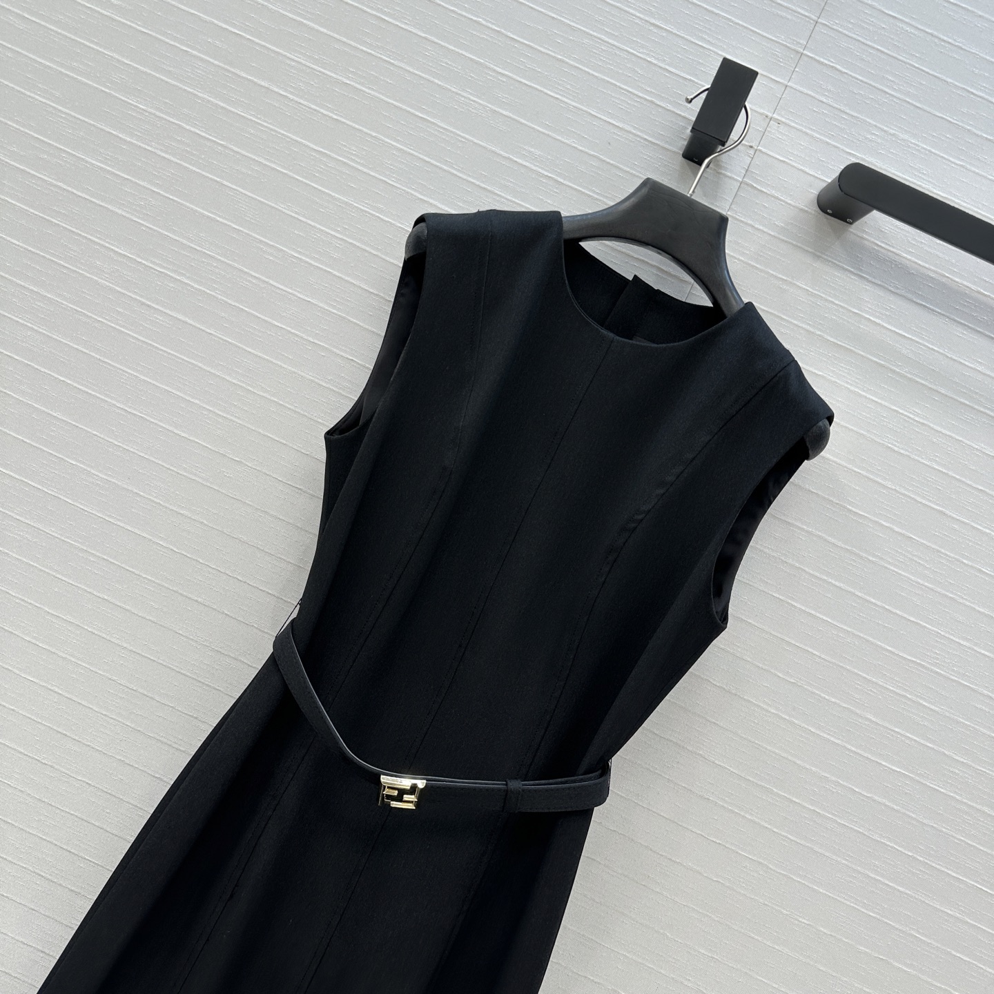 强烈推荐，Fd*新品黑色连衣裙，简约又不失时尚气质，经典的无袖设计加上修身剪裁完美勾勒出身材曲线，显得优