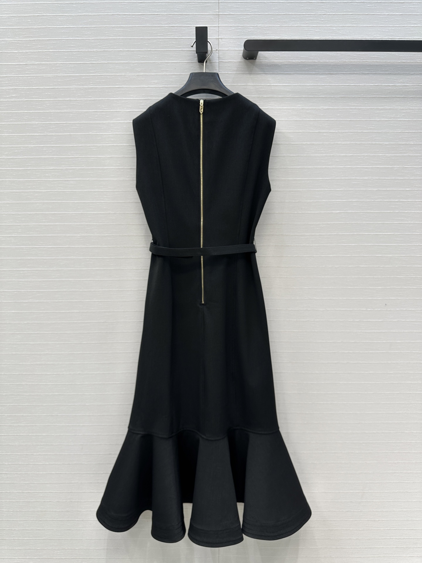 强烈推荐，Fd*新品黑色连衣裙，简约又不失时尚气质，经典的无袖设计加上修身剪裁完美勾勒出身材曲线，显得优