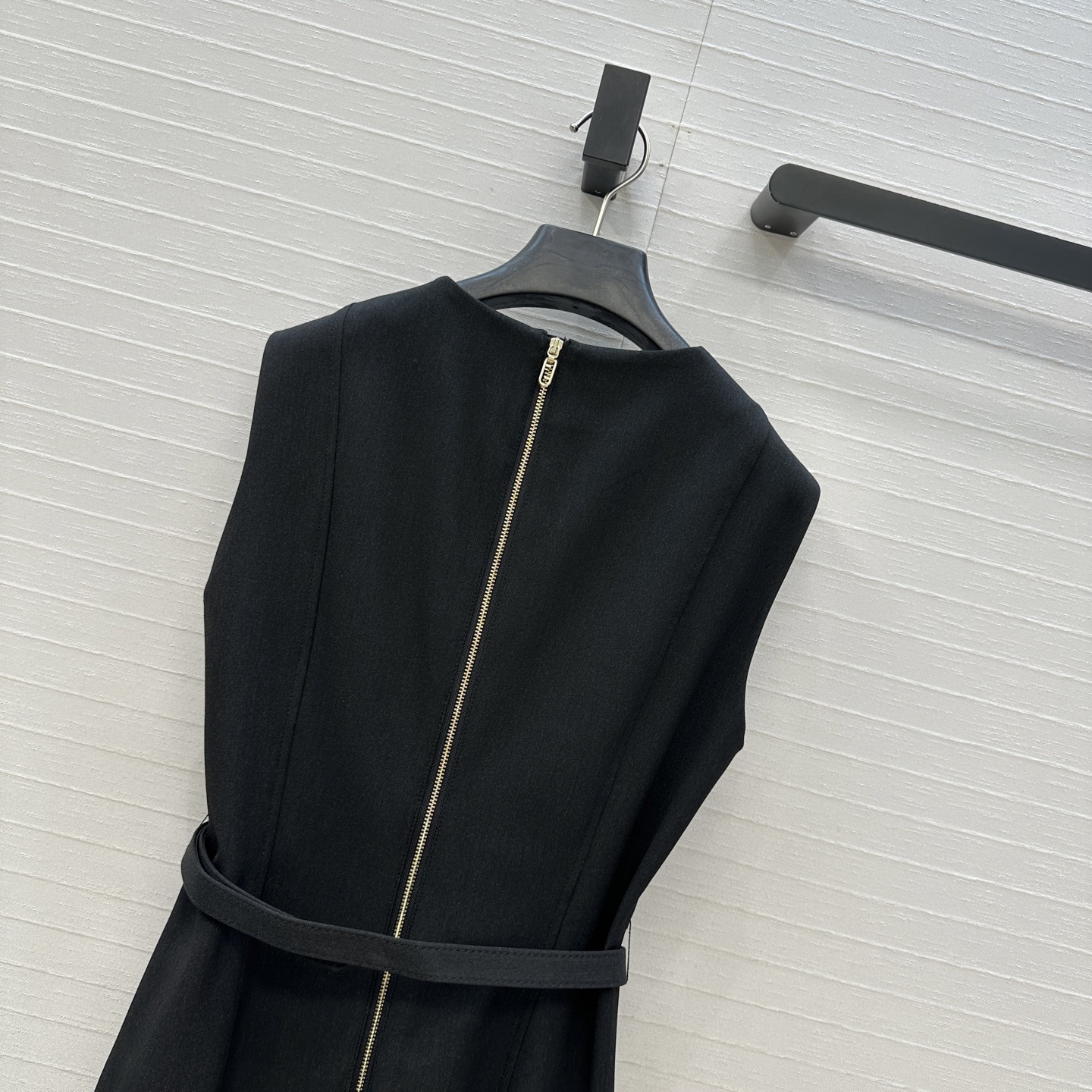 强烈推荐，Fd*新品黑色连衣裙，简约又不失时尚气质，经典的无袖设计加上修身剪裁完美勾勒出身材曲线，显得优