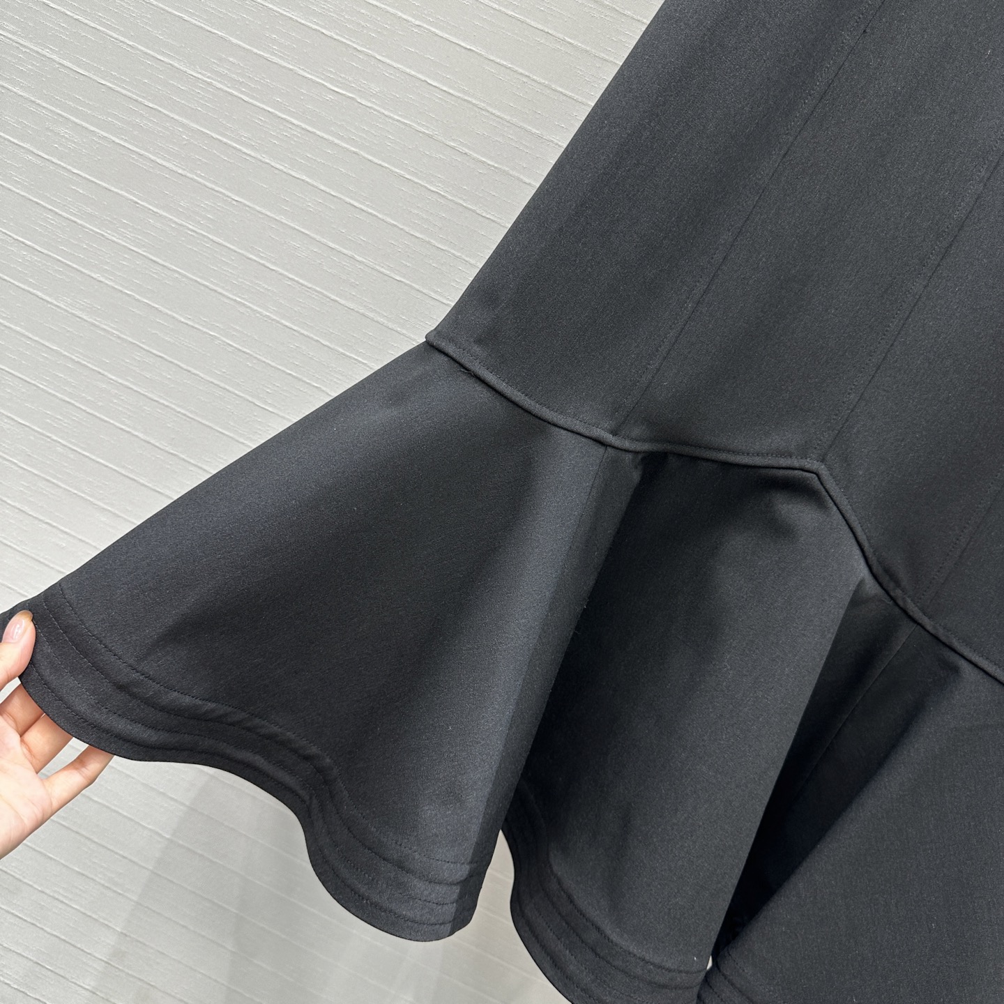 强烈推荐，Fd*新品黑色连衣裙，简约又不失时尚气质，经典的无袖设计加上修身剪裁完美勾勒出身材曲线，显得优