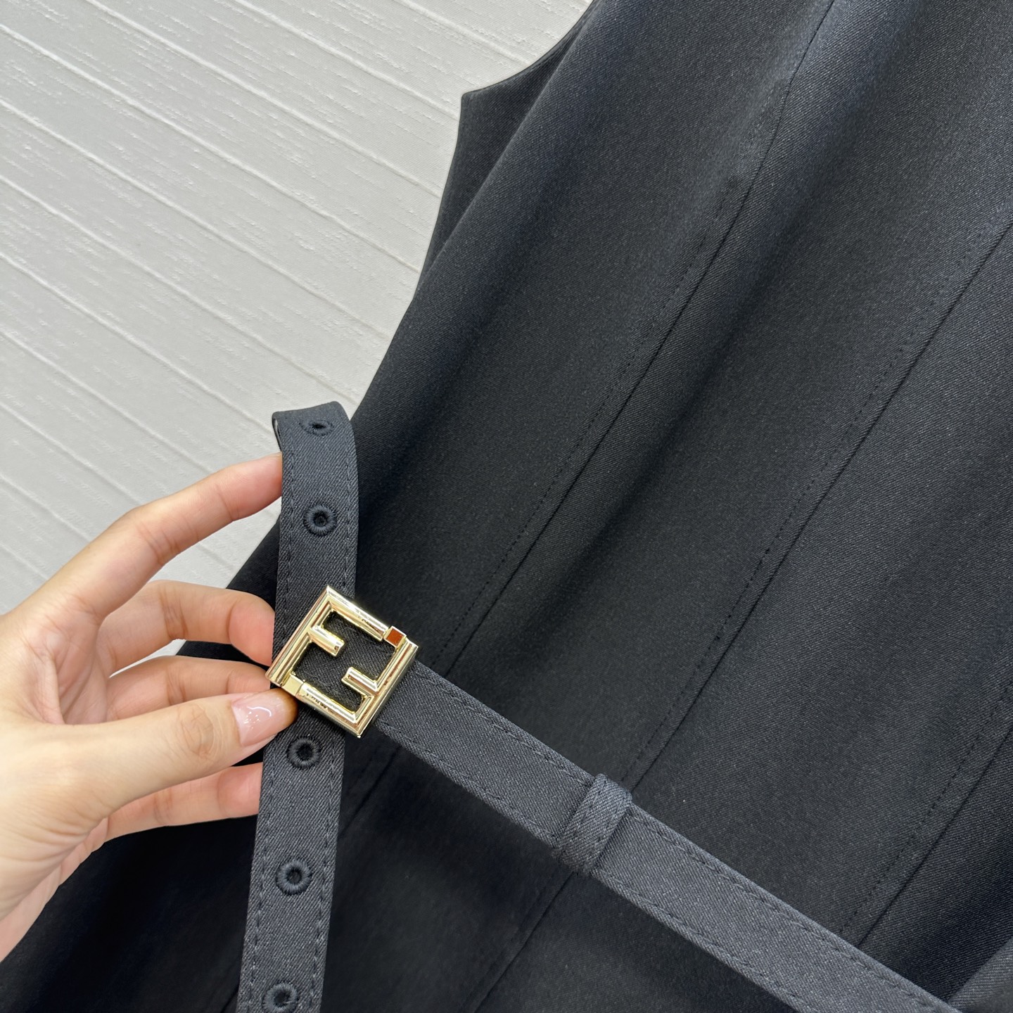 强烈推荐，Fd*新品黑色连衣裙，简约又不失时尚气质，经典的无袖设计加上修身剪裁完美勾勒出身材曲线，显得优