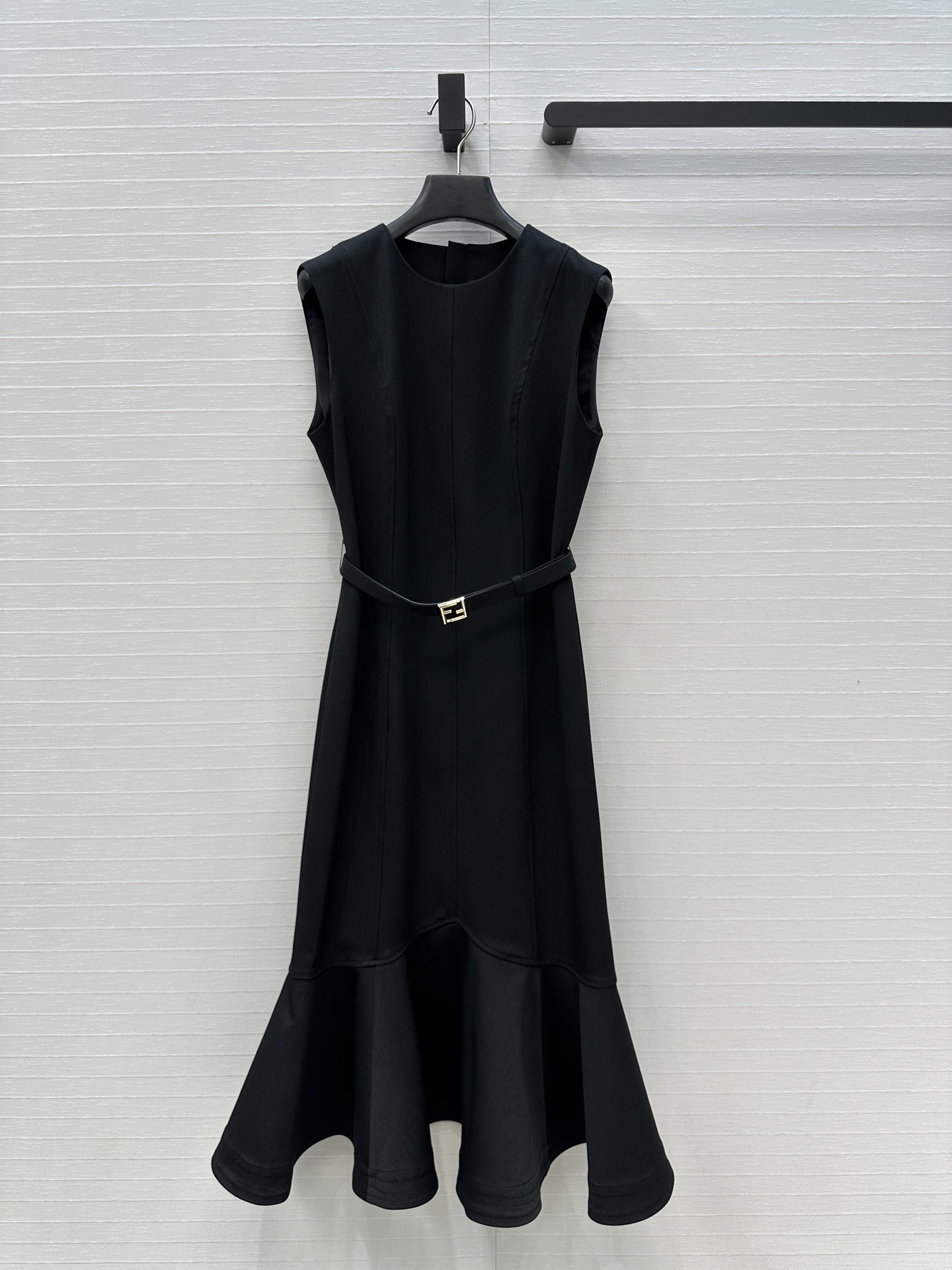 强烈推荐，Fd*新品黑色连衣裙，简约又不失时尚气质，经典的无袖设计加上修身剪裁完美勾勒出身材曲线，显得优