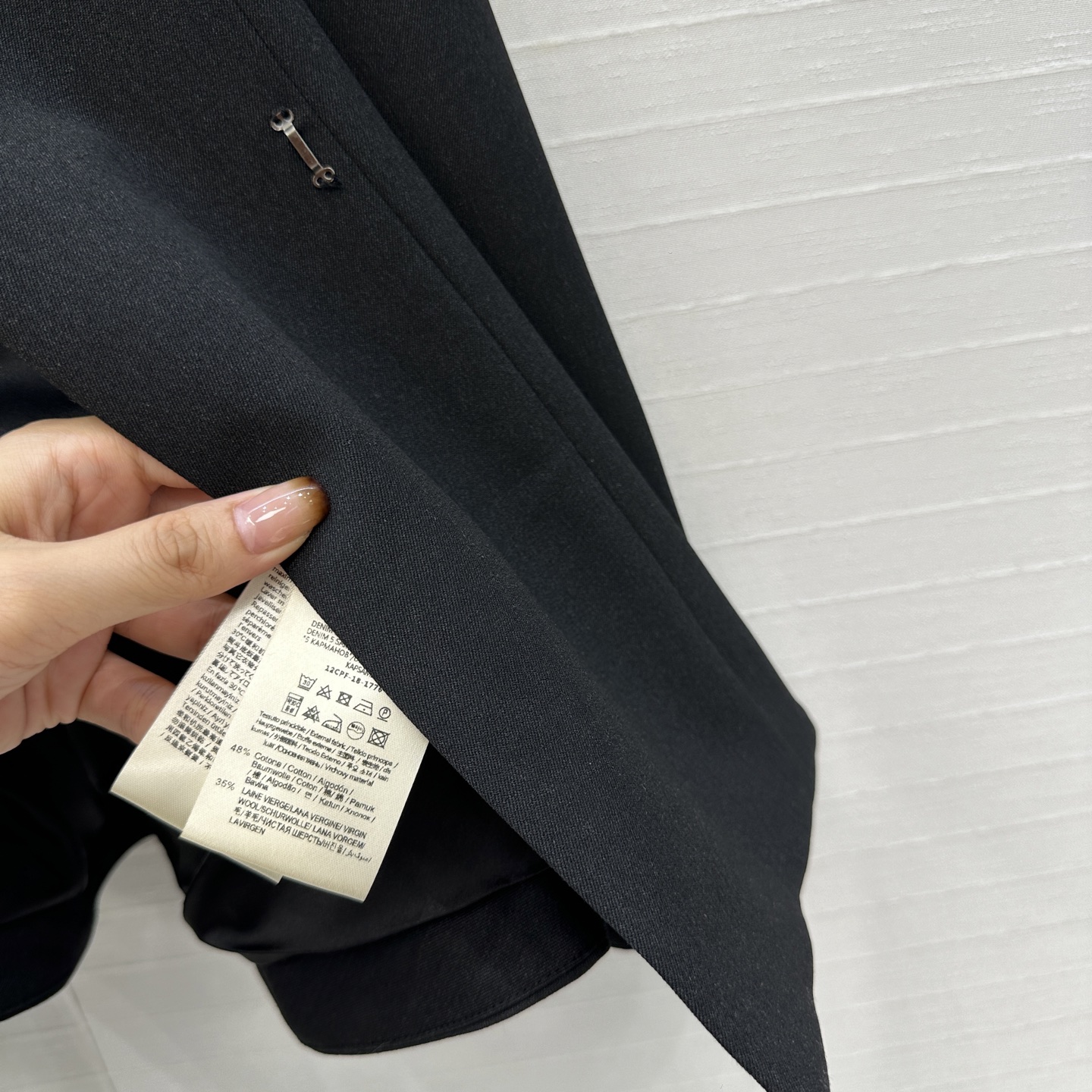 强烈推荐❤️Fd*新品收腰西装套装，干练与荷叶边大摆的利落剪裁勾勒曼妙身姿，经典黑灰调尽显从容气场，无论