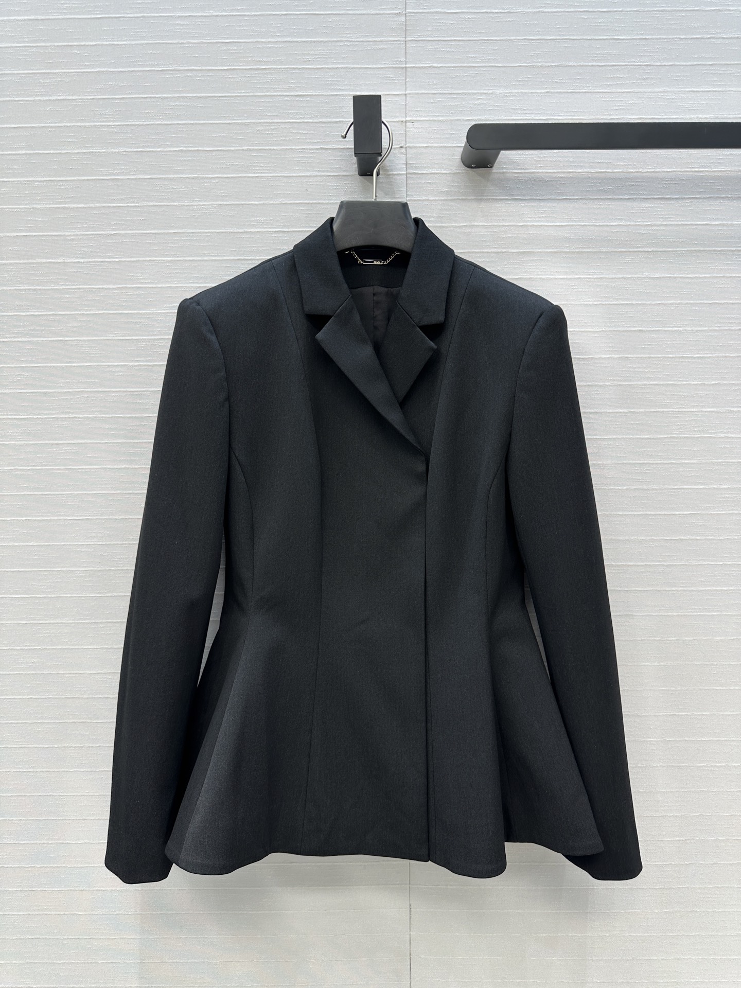 强烈推荐❤️Fd*新品收腰西装套装，干练与荷叶边大摆的利落剪裁勾勒曼妙身姿，经典黑灰调尽显从容气场，无论