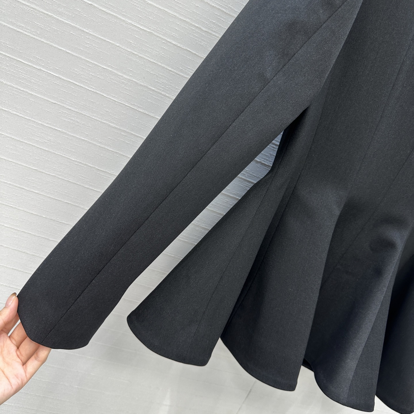 强烈推荐❤️Fd*新品收腰西装套装，干练与荷叶边大摆的利落剪裁勾勒曼妙身姿，经典黑灰调尽显从容气场，无论