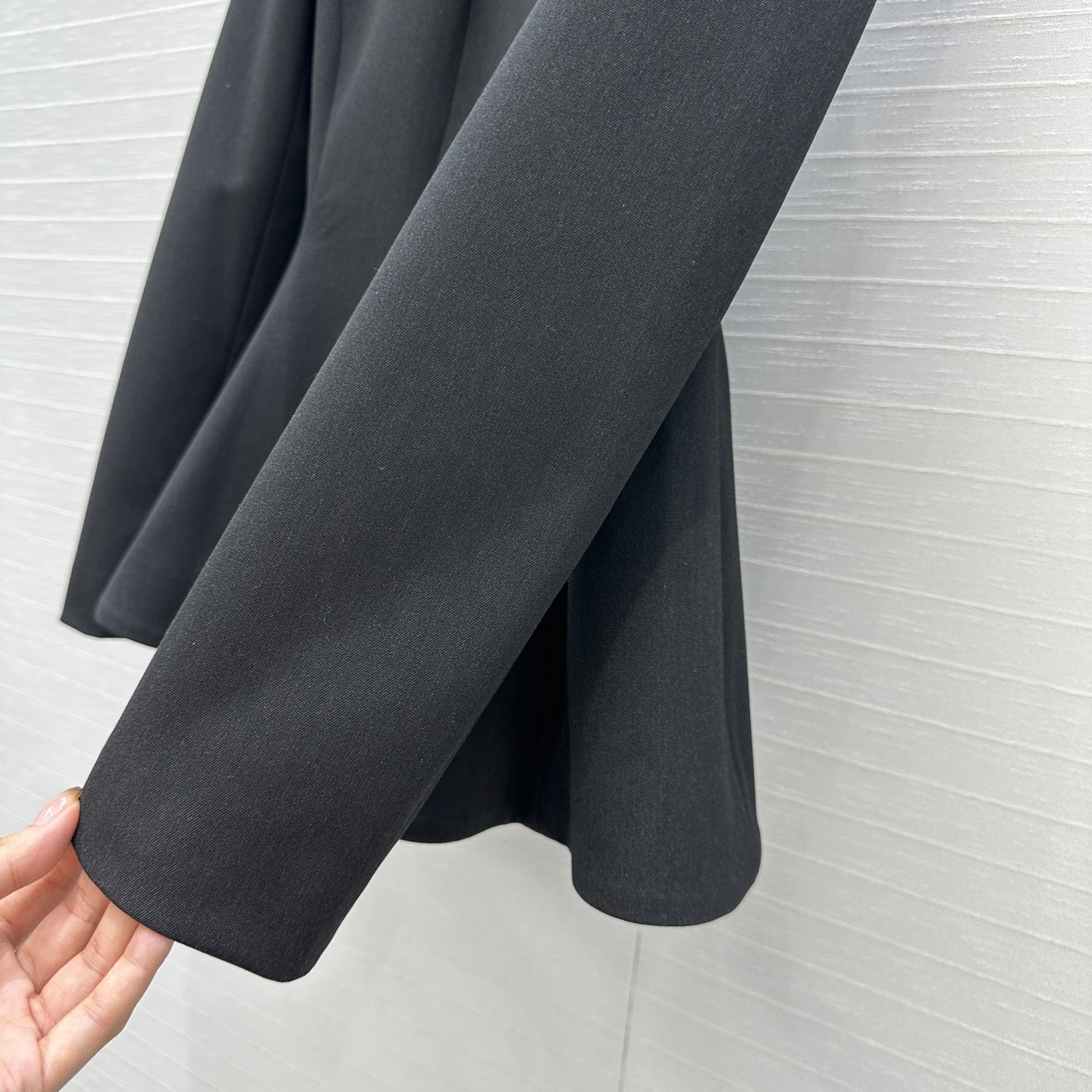 强烈推荐❤️Fd*新品收腰西装套装，干练与荷叶边大摆的利落剪裁勾勒曼妙身姿，经典黑灰调尽显从容气场，无论