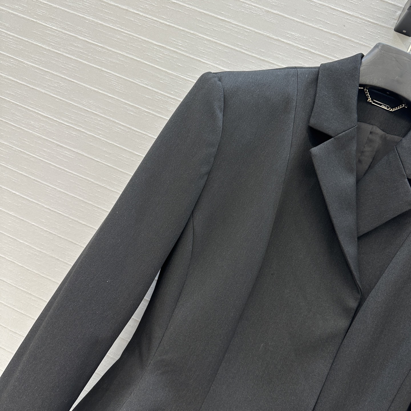 强烈推荐❤️Fd*新品收腰西装套装，干练与荷叶边大摆的利落剪裁勾勒曼妙身姿，经典黑灰调尽显从容气场，无论