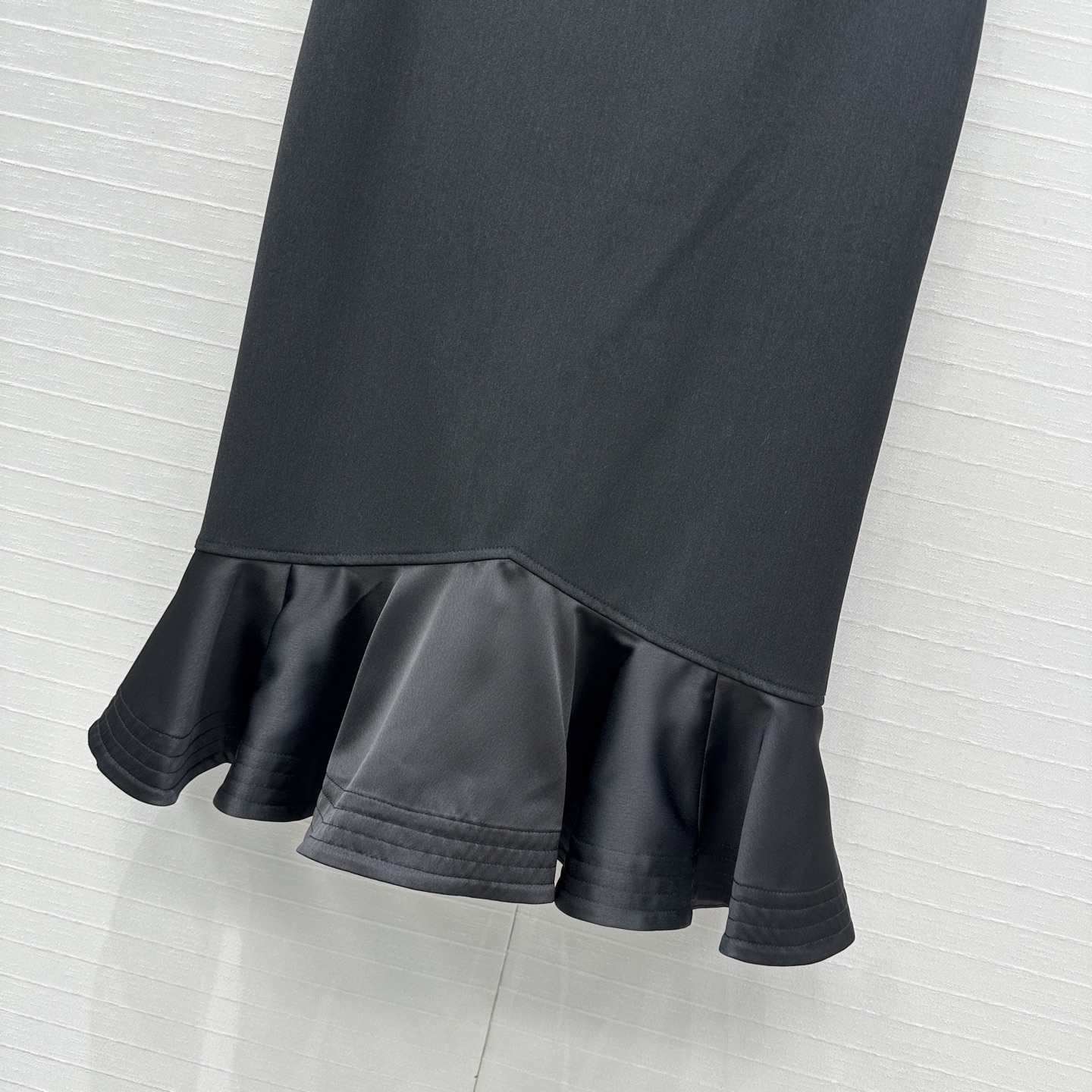 强烈推荐，Fd*新品黑色半身裙，简约又不失时尚气质，修身剪裁完美勾勒出身材曲线，显得优雅又有女人味。裙摆