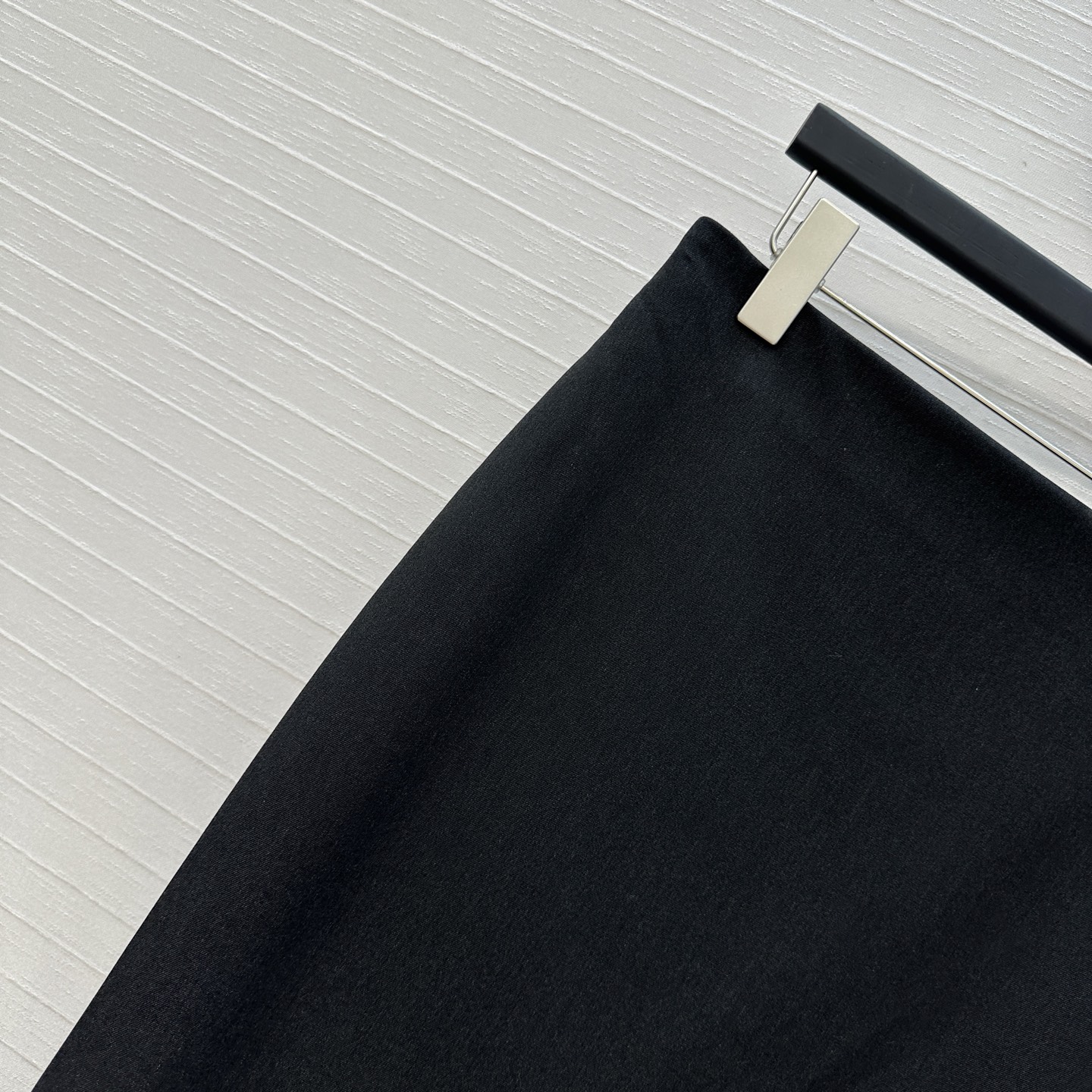 强烈推荐，Fd*新品黑色半身裙，简约又不失时尚气质，修身剪裁完美勾勒出身材曲线，显得优雅又有女人味。裙摆