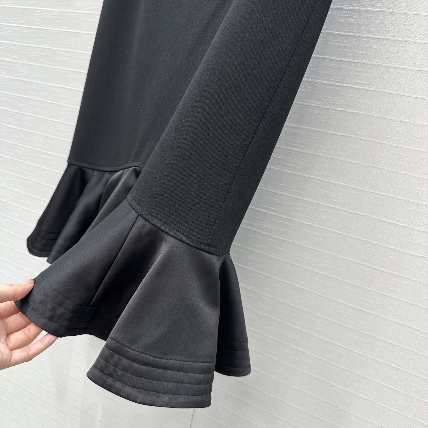 强烈推荐，Fd*新品黑色半身裙，简约又不失时尚气质，修身剪裁完美勾勒出身材曲线，显得优雅又有女人味。裙摆