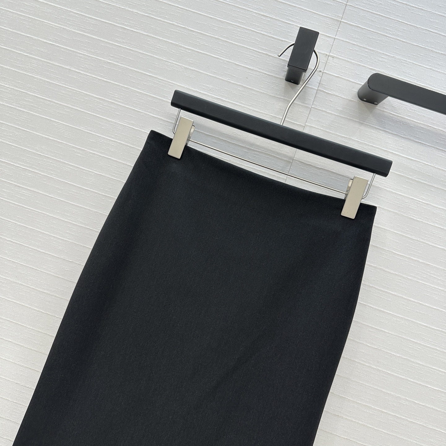 强烈推荐，Fd*新品黑色半身裙，简约又不失时尚气质，修身剪裁完美勾勒出身材曲线，显得优雅又有女人味。裙摆