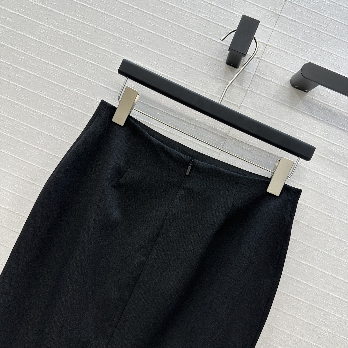 强烈推荐，Fd*新品黑色半身裙，简约又不失时尚气质，修身剪裁完美勾勒出身材曲线，显得优雅又有女人味。裙摆