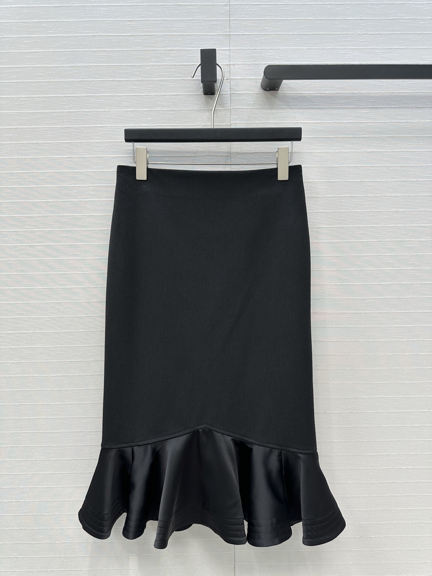 强烈推荐，Fd*新品黑色半身裙，简约又不失时尚气质，修身剪裁完美勾勒出身材曲线，显得优雅又有女人味。裙摆