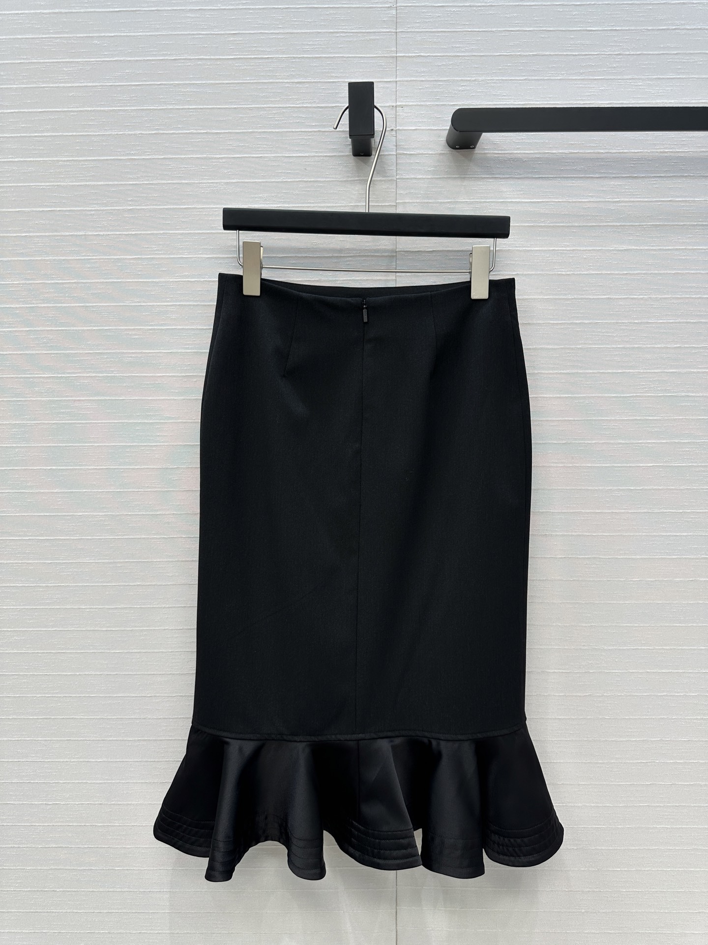 强烈推荐，Fd*新品黑色半身裙，简约又不失时尚气质，修身剪裁完美勾勒出身材曲线，显得优雅又有女人味。裙摆