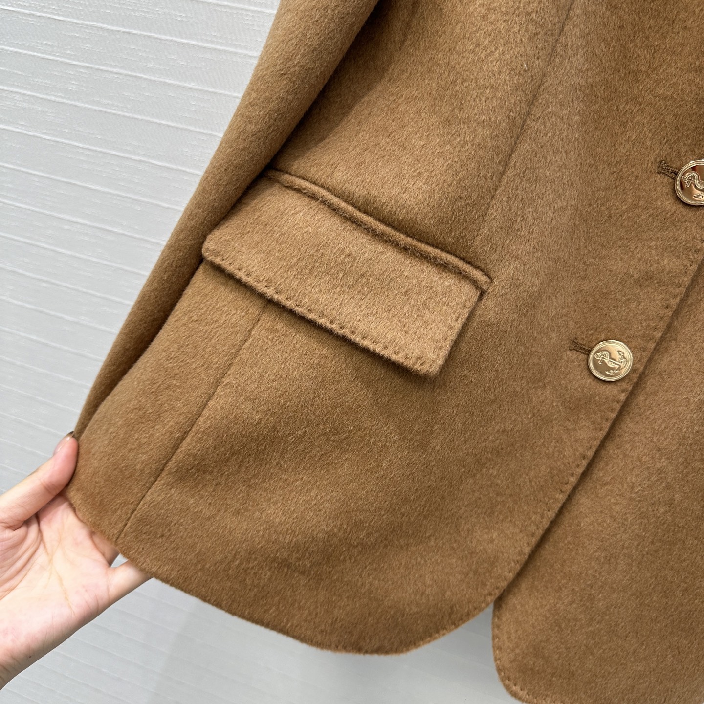 强烈推荐❤️ Tho* Brow*秋冬新品！金扣毛呢西装外套，经典三色条纹元素里衬，立体剪裁自然收腰版型