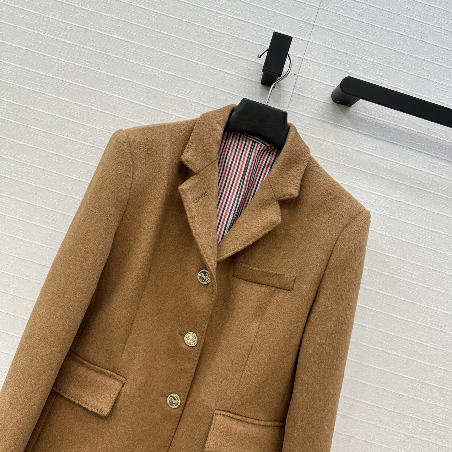 强烈推荐❤️ Tho* Brow*秋冬新品！金扣毛呢西装外套，经典三色条纹元素里衬，立体剪裁自然收腰版型
