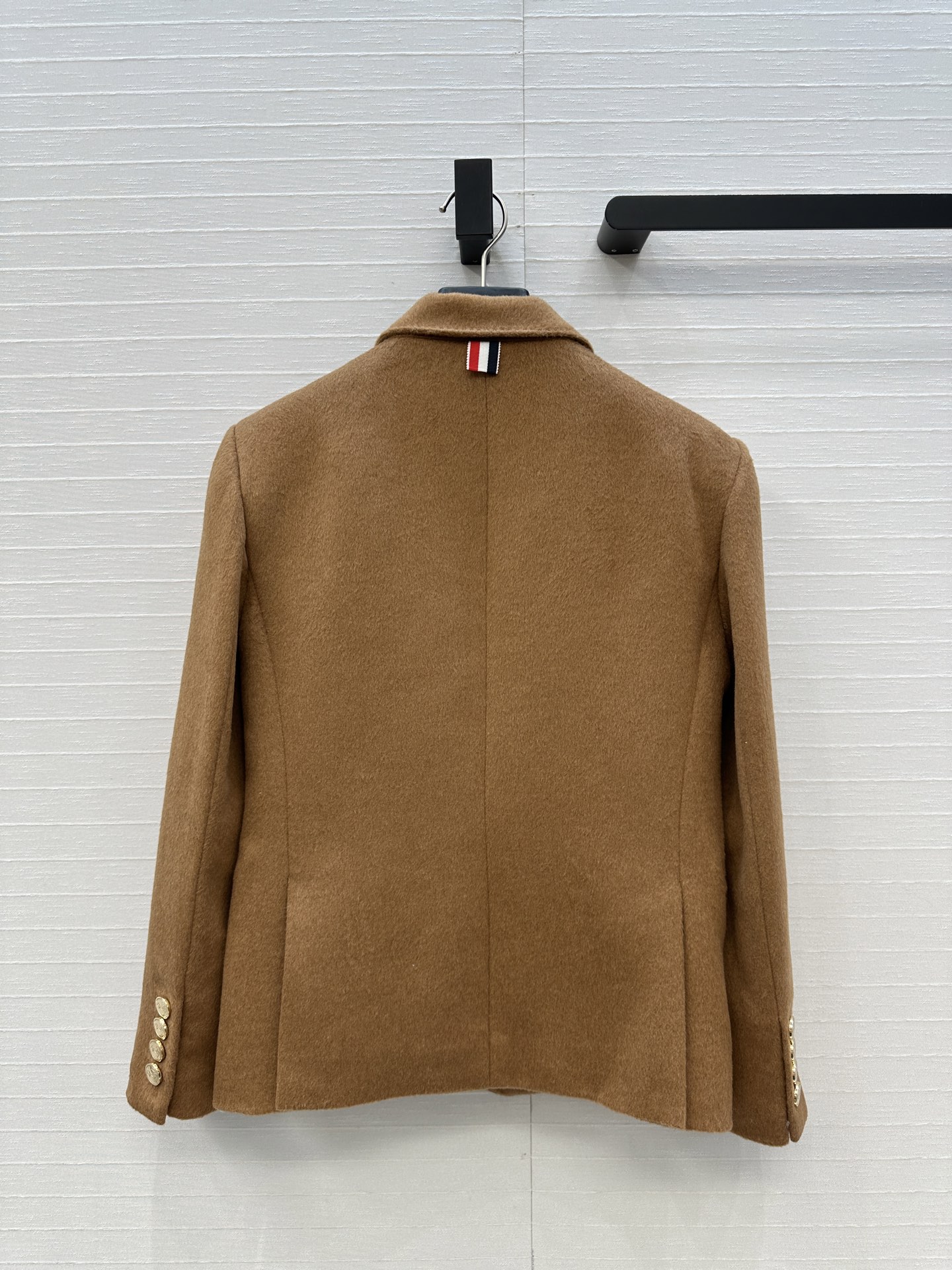 强烈推荐❤️ Tho* Brow*秋冬新品！金扣毛呢西装外套，经典三色条纹元素里衬，立体剪裁自然收腰版型