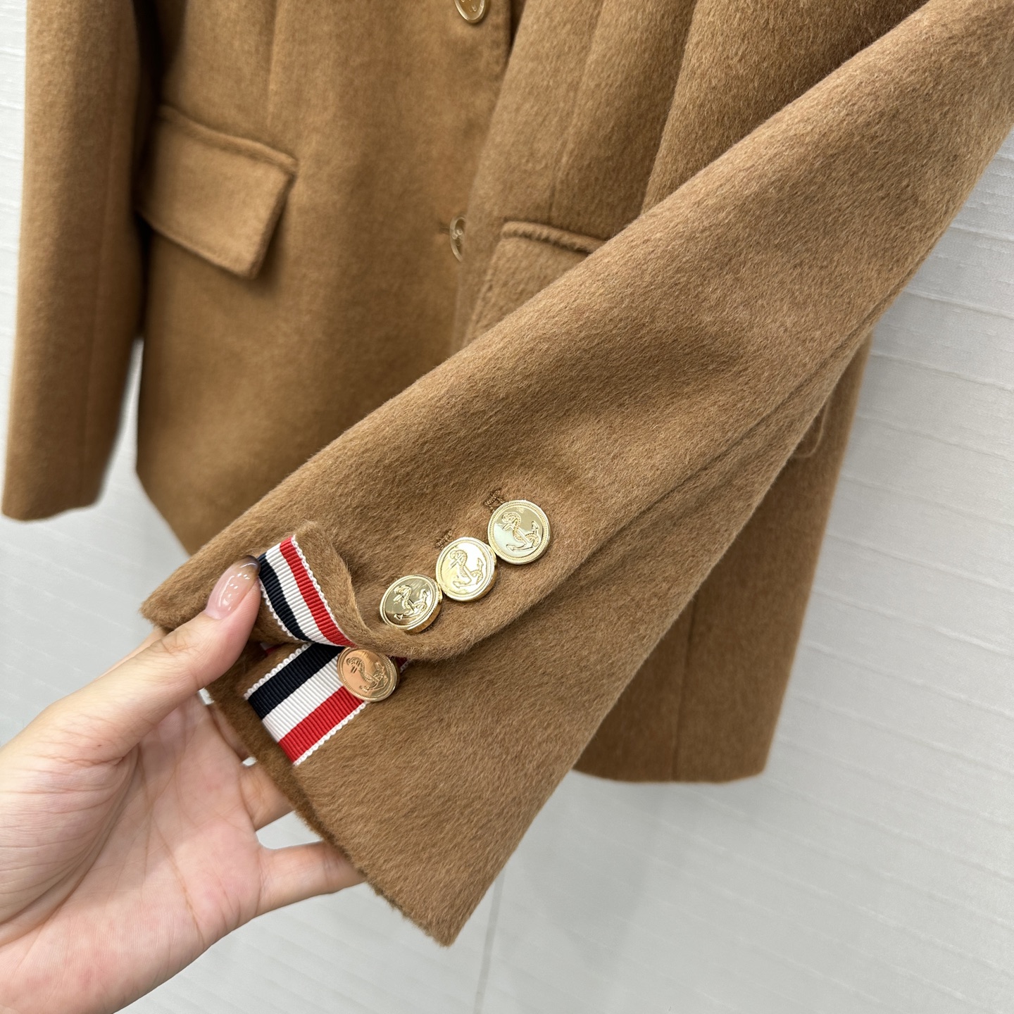 强烈推荐❤️ Tho* Brow*秋冬新品！金扣毛呢西装外套，经典三色条纹元素里衬，立体剪裁自然收腰版型