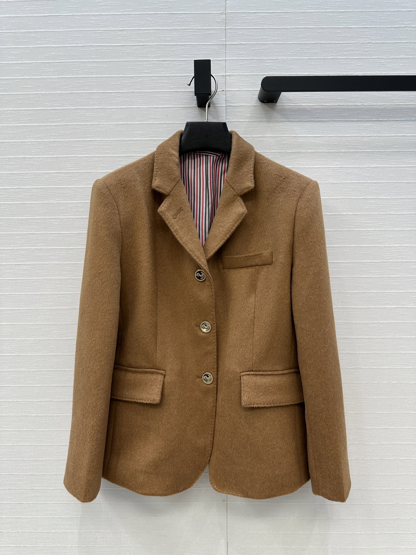 强烈推荐❤️ Tho* Brow*秋冬新品！金扣毛呢西装外套，经典三色条纹元素里衬，立体剪裁自然收腰版型
