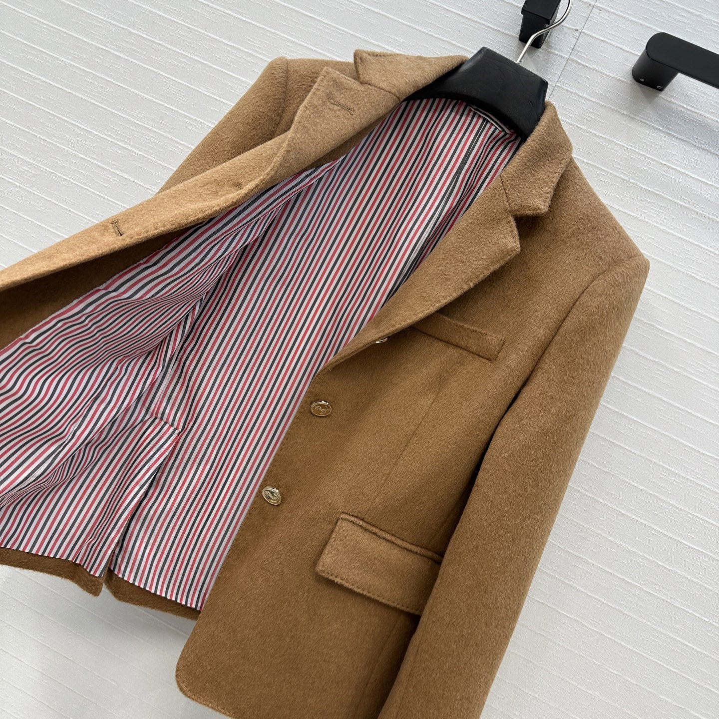 强烈推荐❤️ Tho* Brow*秋冬新品！金扣毛呢西装外套，经典三色条纹元素里衬，立体剪裁自然收腰版型