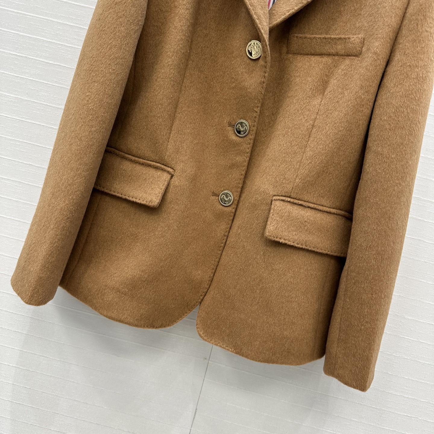 强烈推荐❤️ Tho* Brow*秋冬新品！金扣毛呢西装外套，经典三色条纹元素里衬，立体剪裁自然收腰版型