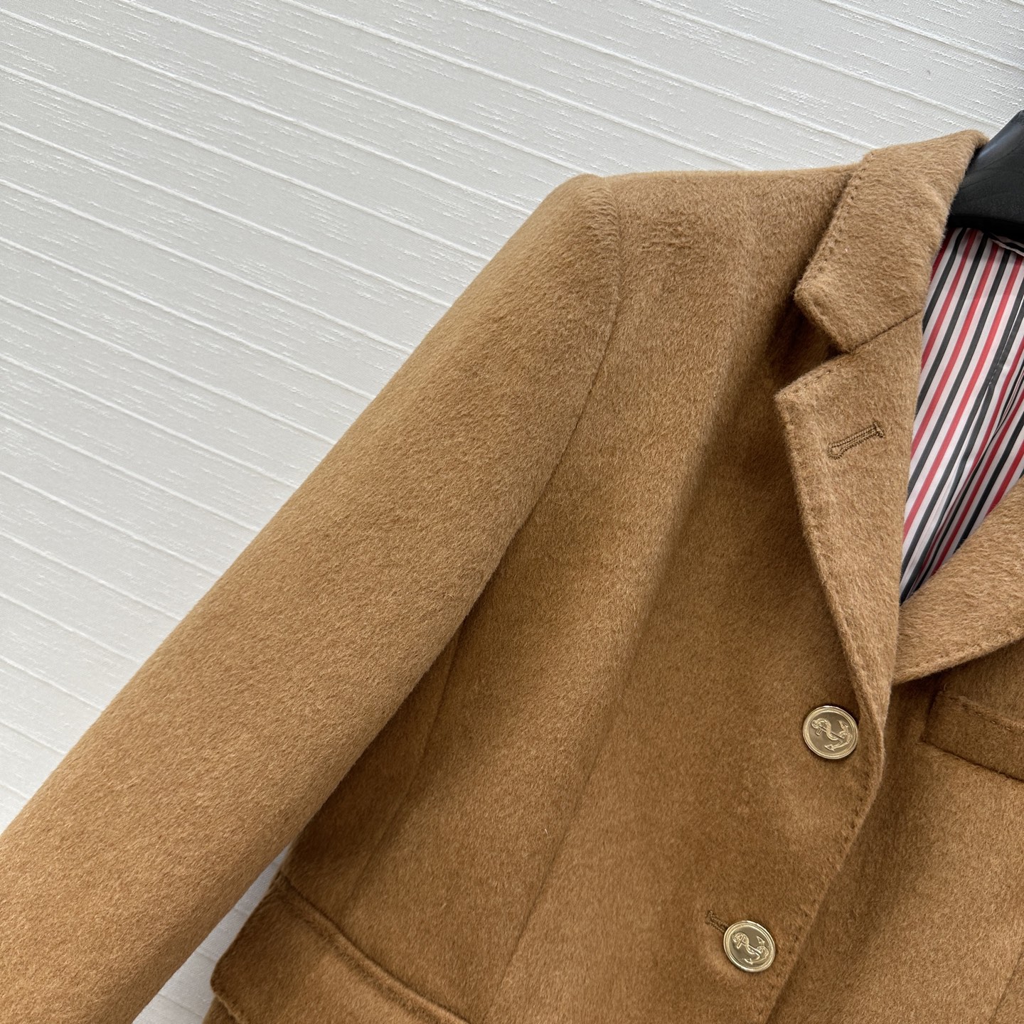 强烈推荐❤️ Tho* Brow*秋冬新品！金扣毛呢西装外套，经典三色条纹元素里衬，立体剪裁自然收腰版型