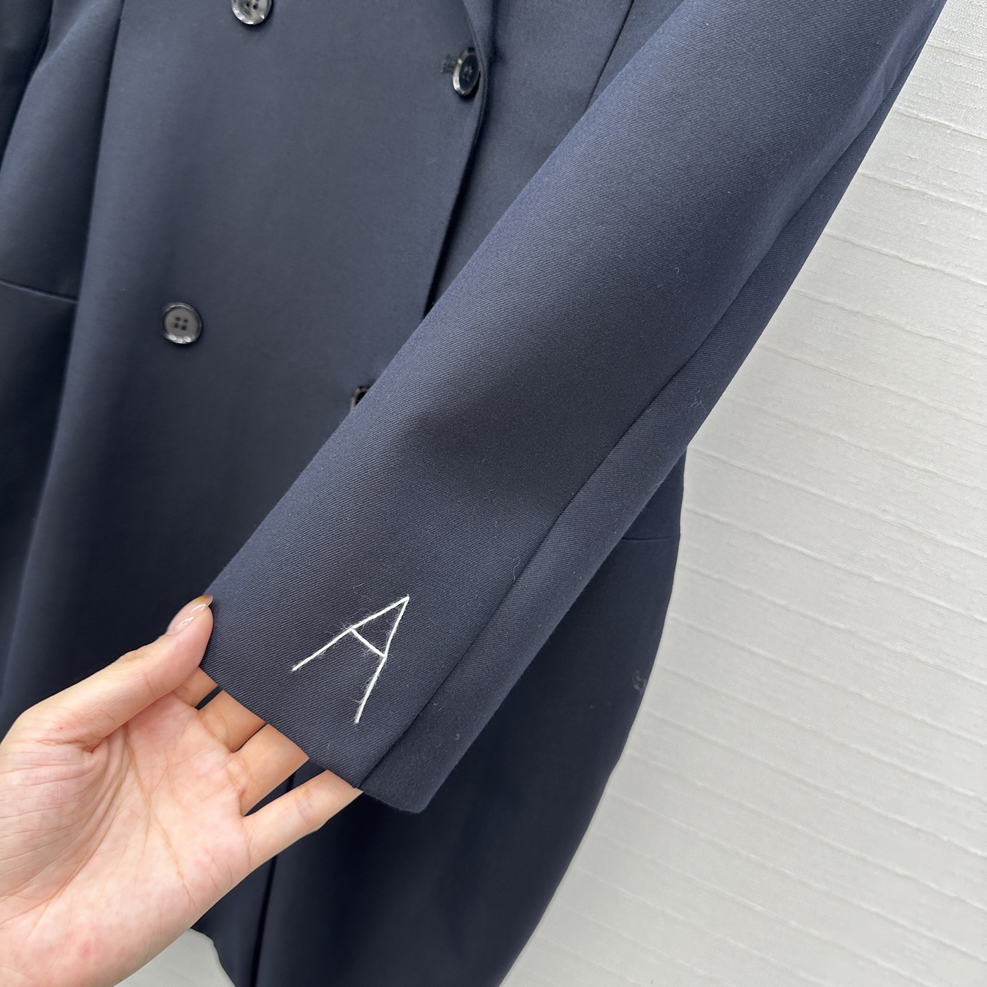 强烈推荐❤️Alaï*25秋冬 深海军蓝羊毛双排扣西装外套，枪驳领 收腰花苞廓形剪裁版型营造干练摩登造型