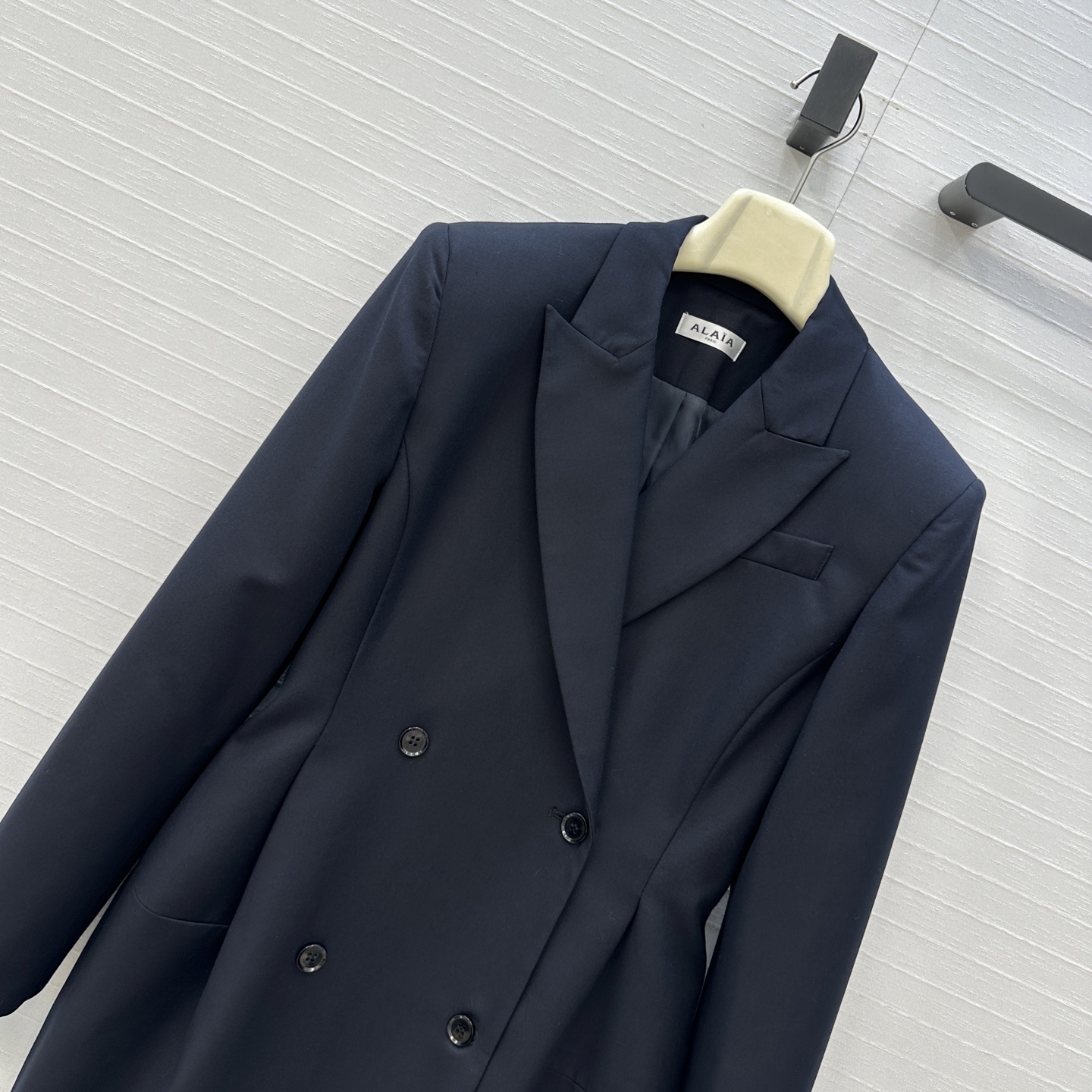 强烈推荐❤️Alaï*25秋冬 深海军蓝羊毛双排扣西装外套，枪驳领 收腰花苞廓形剪裁版型营造干练摩登造型