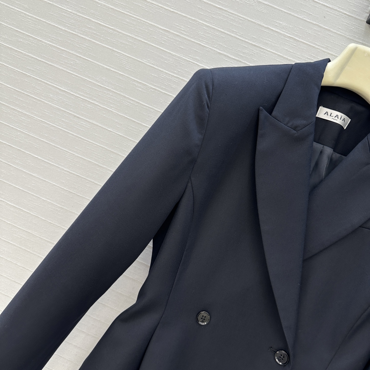 强烈推荐❤️Alaï*25秋冬 深海军蓝羊毛双排扣西装外套，枪驳领 收腰花苞廓形剪裁版型营造干练摩登造型