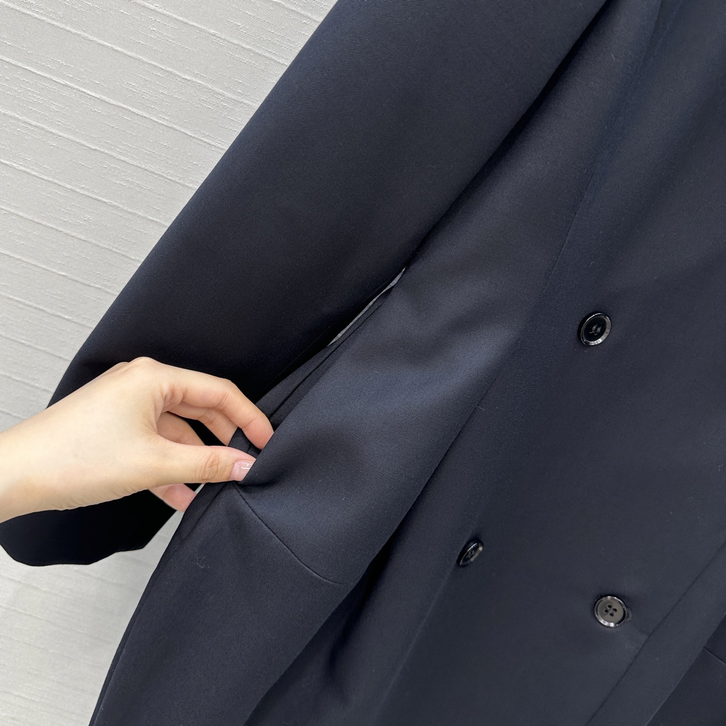 强烈推荐❤️Alaï*25秋冬 深海军蓝羊毛双排扣西装外套，枪驳领 收腰花苞廓形剪裁版型营造干练摩登造型