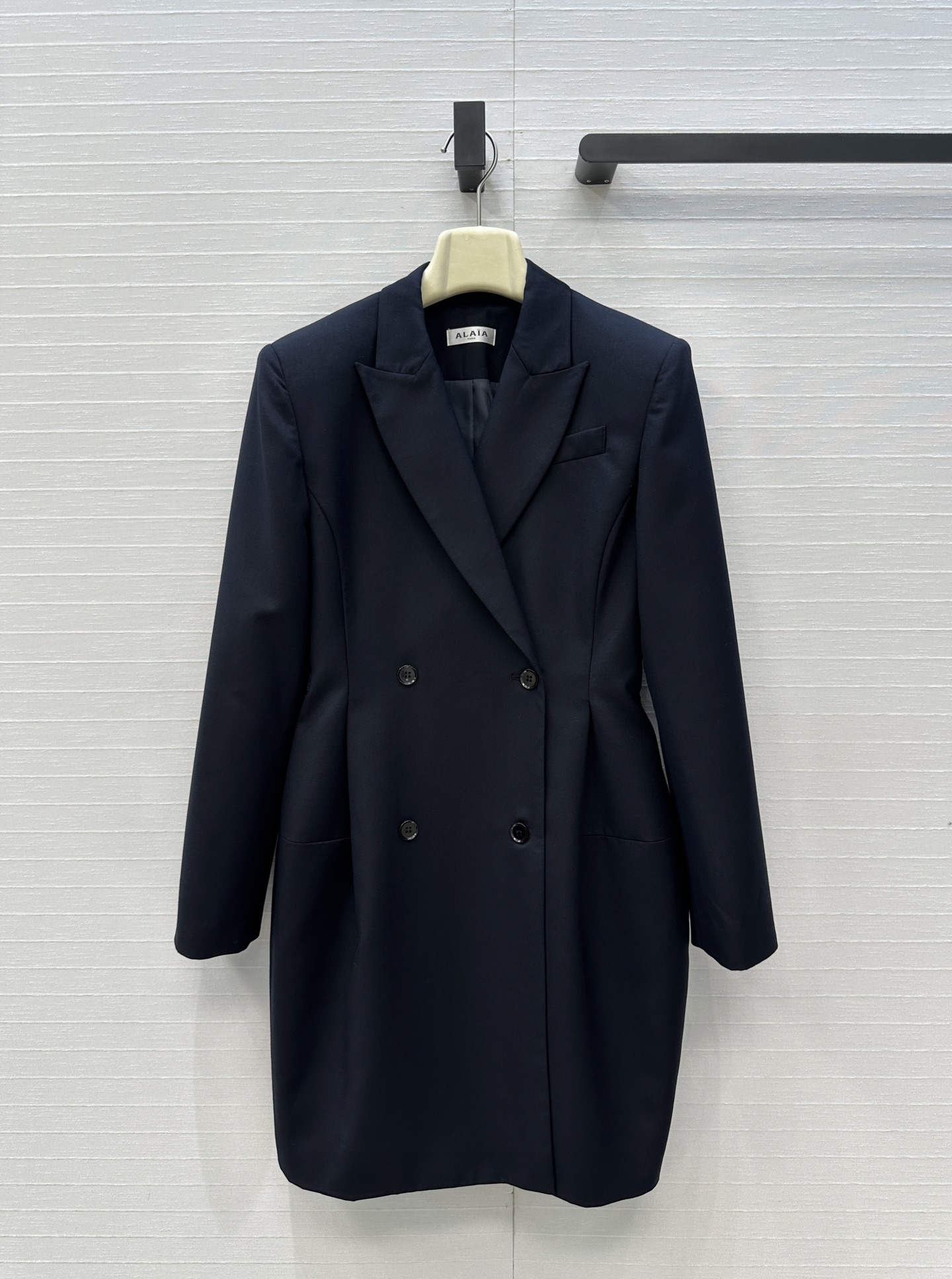 强烈推荐❤️Alaï*25秋冬 深海军蓝羊毛双排扣西装外套，枪驳领 收腰花苞廓形剪裁版型营造干练摩登造型