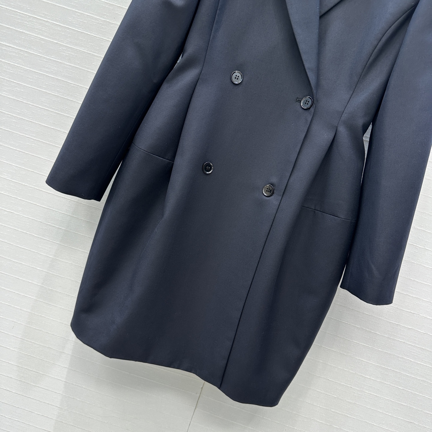 强烈推荐❤️Alaï*25秋冬 深海军蓝羊毛双排扣西装外套，枪驳领 收腰花苞廓形剪裁版型营造干练摩登造型