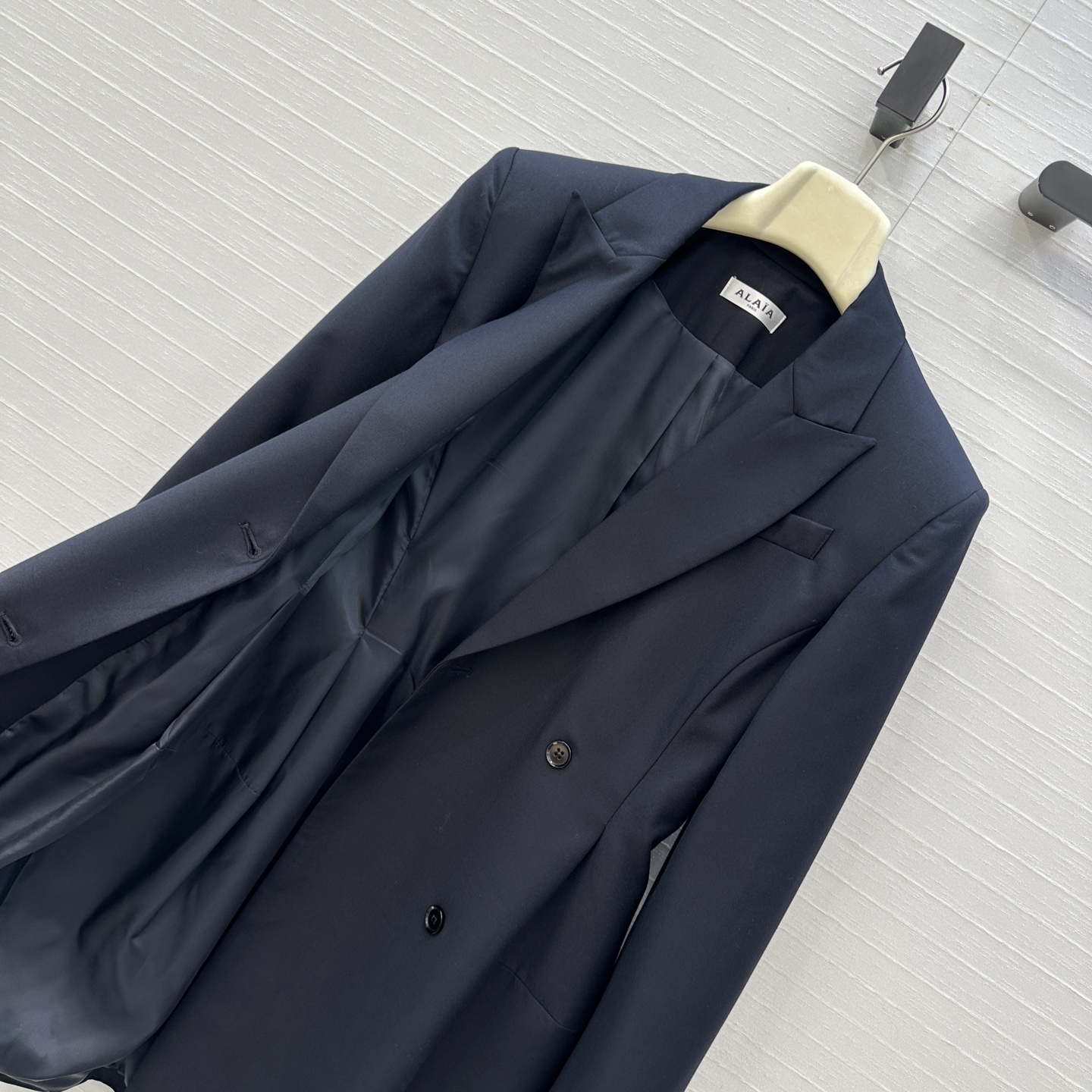 强烈推荐❤️Alaï*25秋冬 深海军蓝羊毛双排扣西装外套，枪驳领 收腰花苞廓形剪裁版型营造干练摩登造型