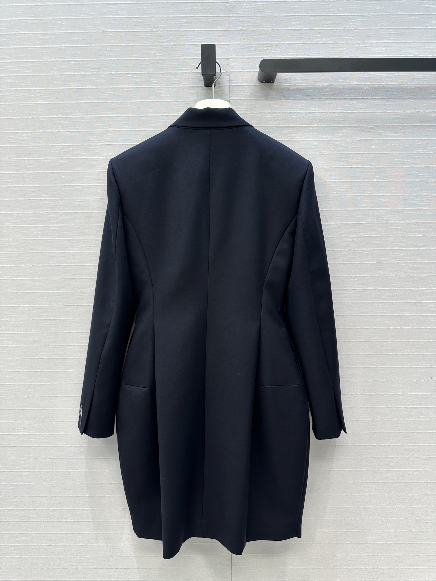 强烈推荐❤️Alaï*25秋冬 深海军蓝羊毛双排扣西装外套，枪驳领 收腰花苞廓形剪裁版型营造干练摩登造型