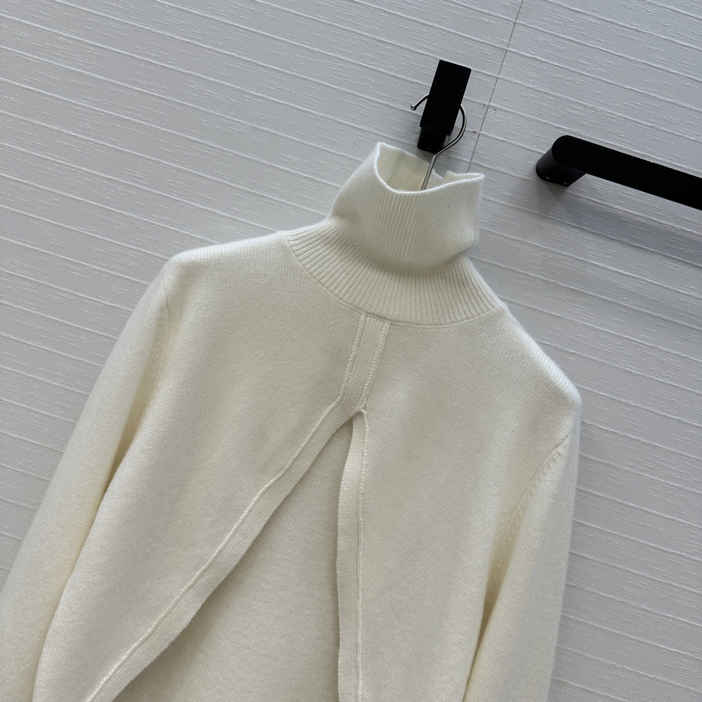 爆单推荐❤️Alai*新品三角形剪裁羊毛针织罩衫，高领宽松版型，轻松营造叠搭慵懒松弛的时尚感。极简美感优