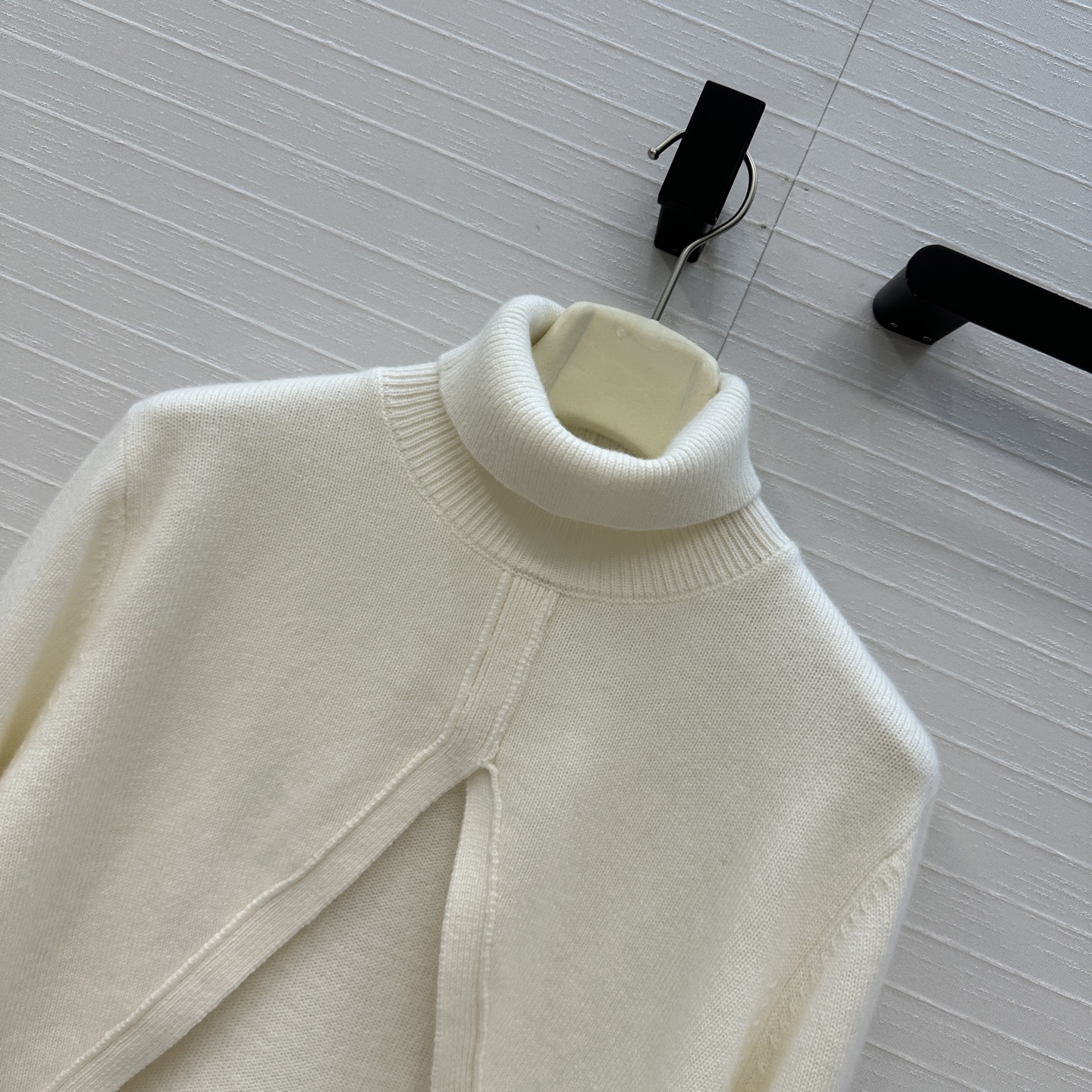 爆单推荐❤️Alai*新品三角形剪裁羊毛针织罩衫，高领宽松版型，轻松营造叠搭慵懒松弛的时尚感。极简美感优