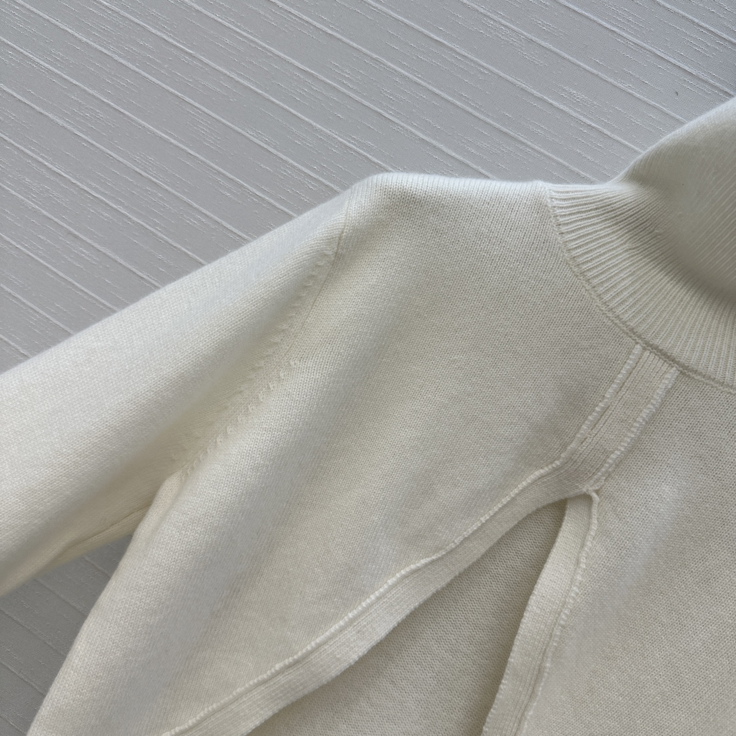 爆单推荐❤️Alai*新品三角形剪裁羊毛针织罩衫，高领宽松版型，轻松营造叠搭慵懒松弛的时尚感。极简美感优