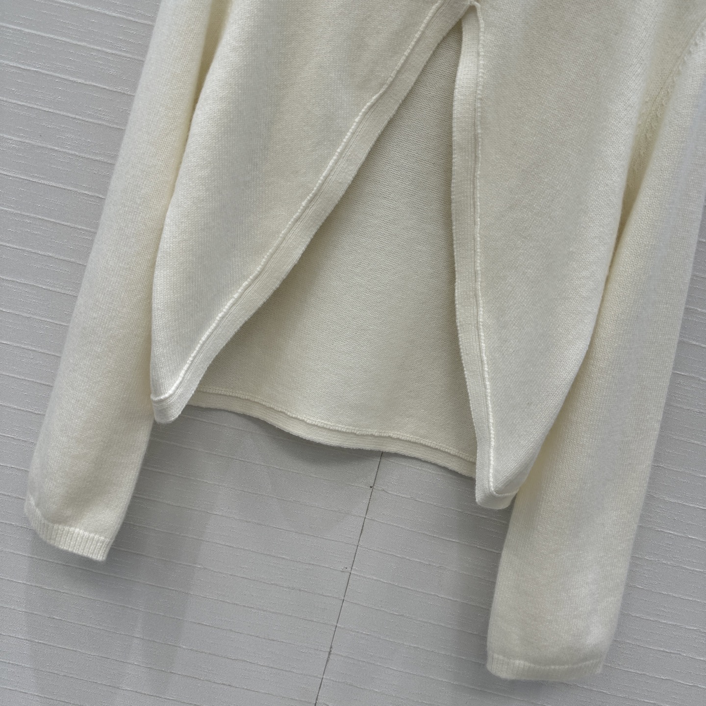 爆单推荐❤️Alai*新品三角形剪裁羊毛针织罩衫，高领宽松版型，轻松营造叠搭慵懒松弛的时尚感。极简美感优