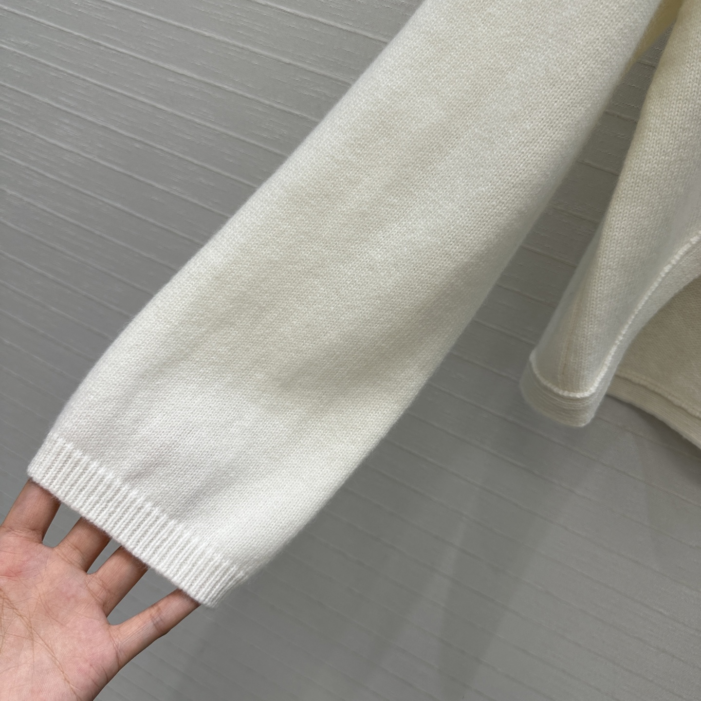 爆单推荐❤️Alai*新品三角形剪裁羊毛针织罩衫，高领宽松版型，轻松营造叠搭慵懒松弛的时尚感。极简美感优