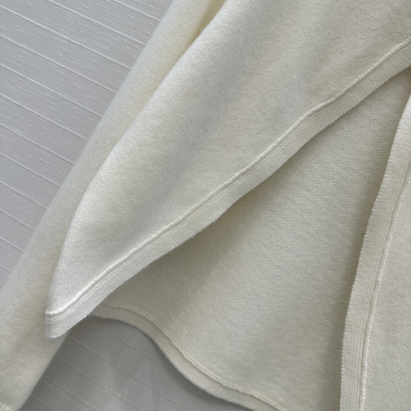 爆单推荐❤️Alai*新品三角形剪裁羊毛针织罩衫，高领宽松版型，轻松营造叠搭慵懒松弛的时尚感。极简美感优