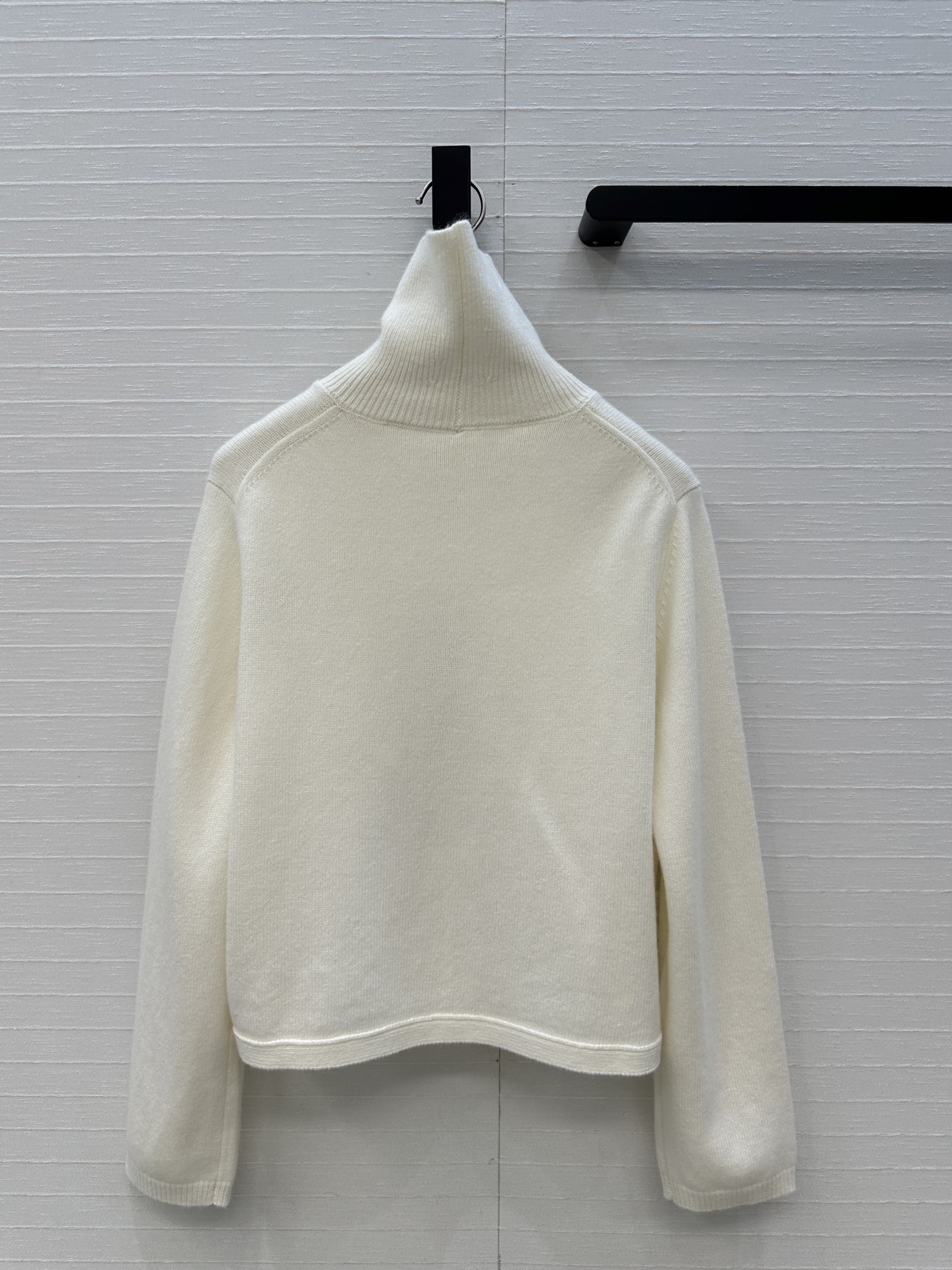 爆单推荐❤️Alai*新品三角形剪裁羊毛针织罩衫，高领宽松版型，轻松营造叠搭慵懒松弛的时尚感。极简美感优