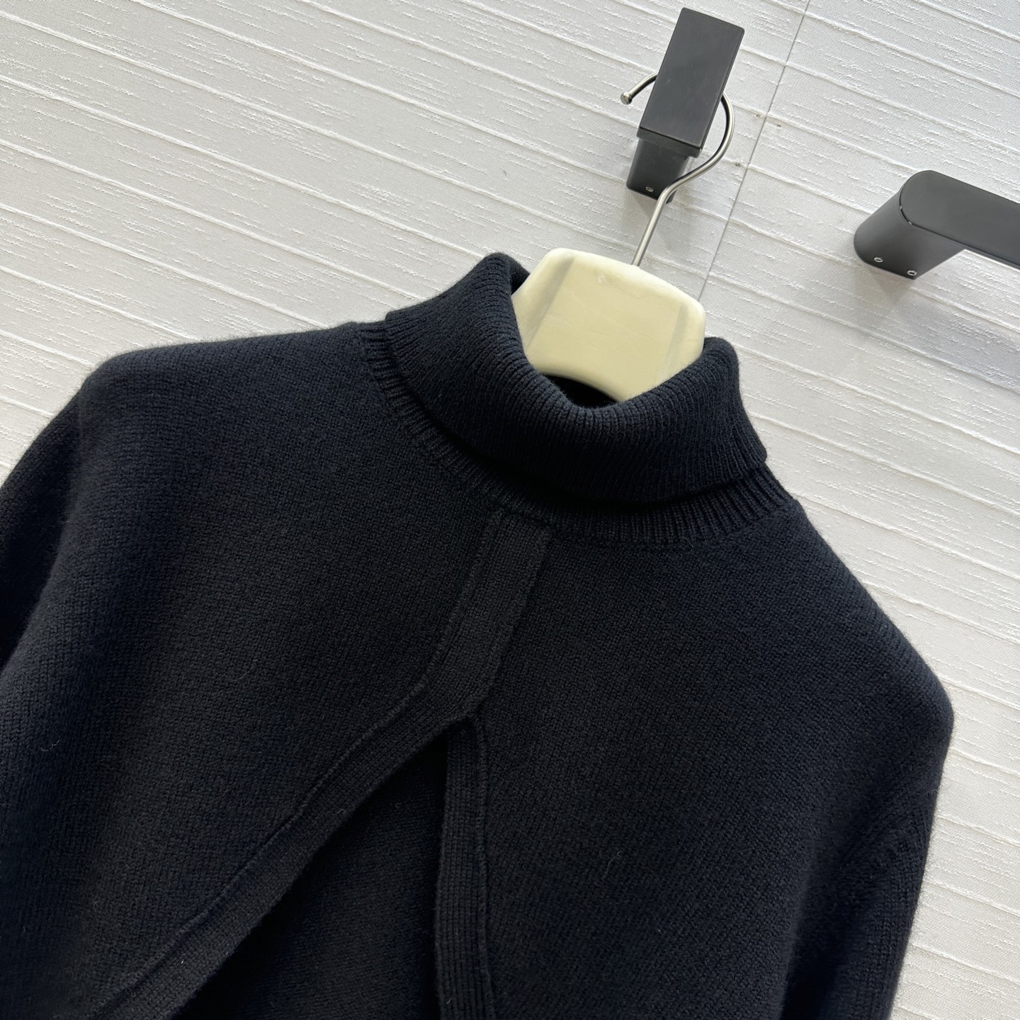 爆单推荐❤️Alai*新品三角形剪裁羊毛针织罩衫，高领宽松版型，轻松营造叠搭慵懒松弛的时尚感。极简美感优