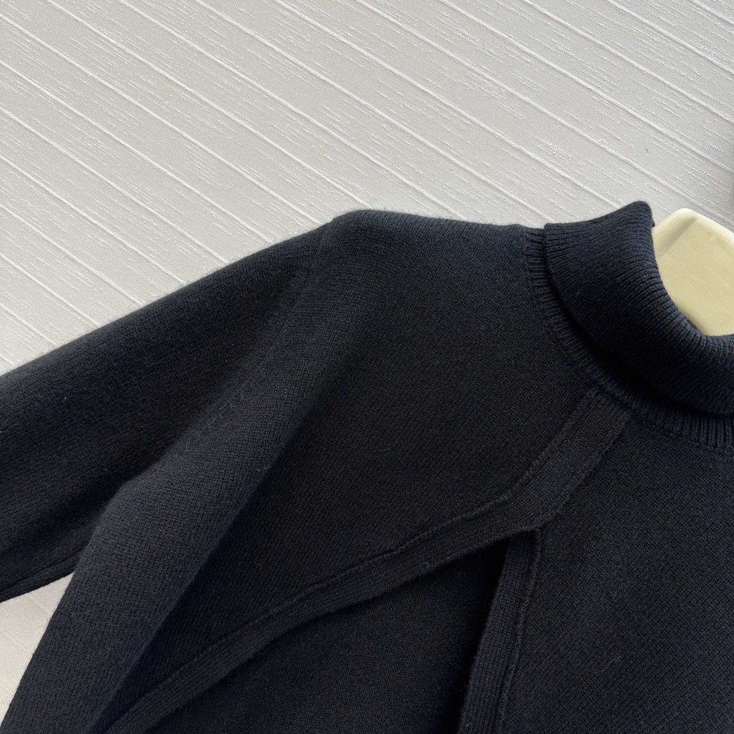 爆单推荐❤️Alai*新品三角形剪裁羊毛针织罩衫，高领宽松版型，轻松营造叠搭慵懒松弛的时尚感。极简美感优