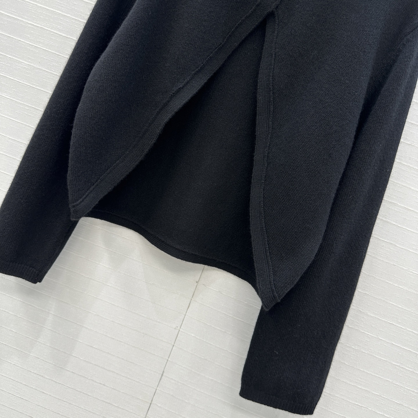 爆单推荐❤️Alai*新品三角形剪裁羊毛针织罩衫，高领宽松版型，轻松营造叠搭慵懒松弛的时尚感。极简美感优