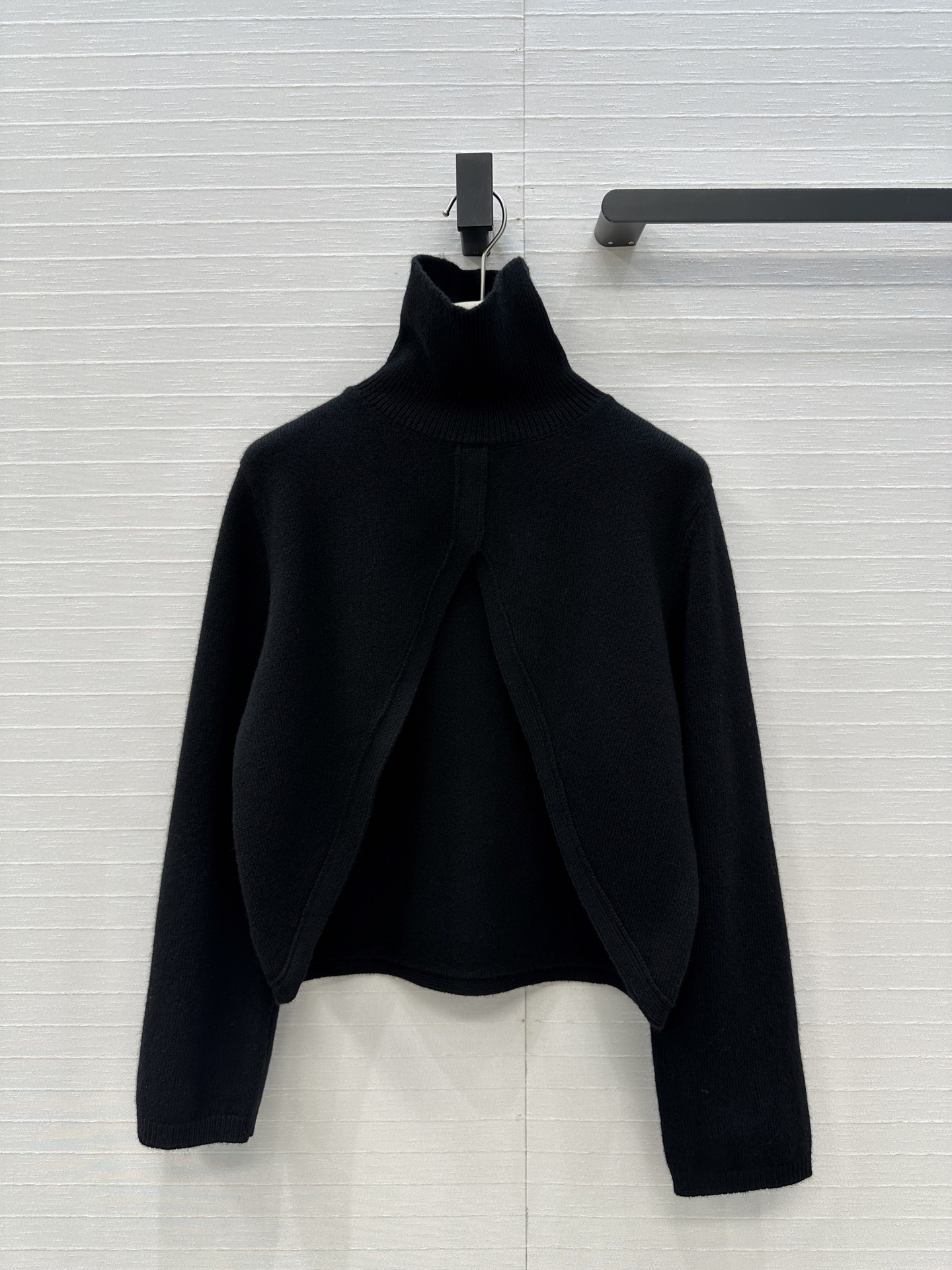 爆单推荐❤️Alai*新品三角形剪裁羊毛针织罩衫，高领宽松版型，轻松营造叠搭慵懒松弛的时尚感。极简美感优