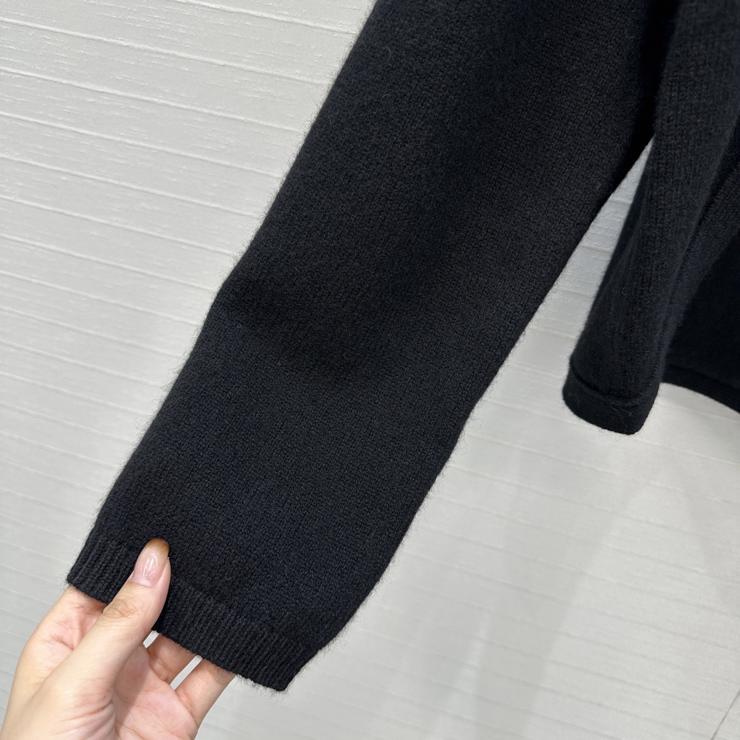 爆单推荐❤️Alai*新品三角形剪裁羊毛针织罩衫，高领宽松版型，轻松营造叠搭慵懒松弛的时尚感。极简美感优