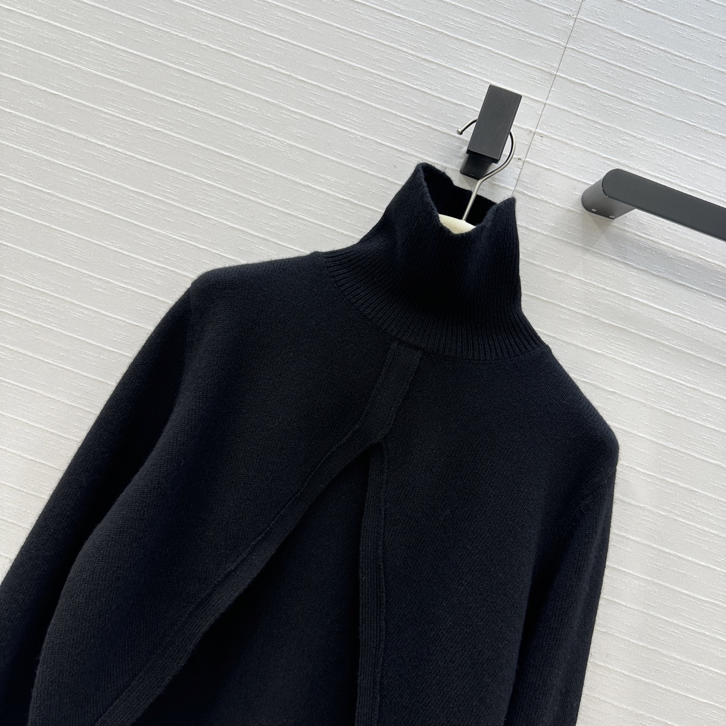 爆单推荐❤️Alai*新品三角形剪裁羊毛针织罩衫，高领宽松版型，轻松营造叠搭慵懒松弛的时尚感。极简美感优