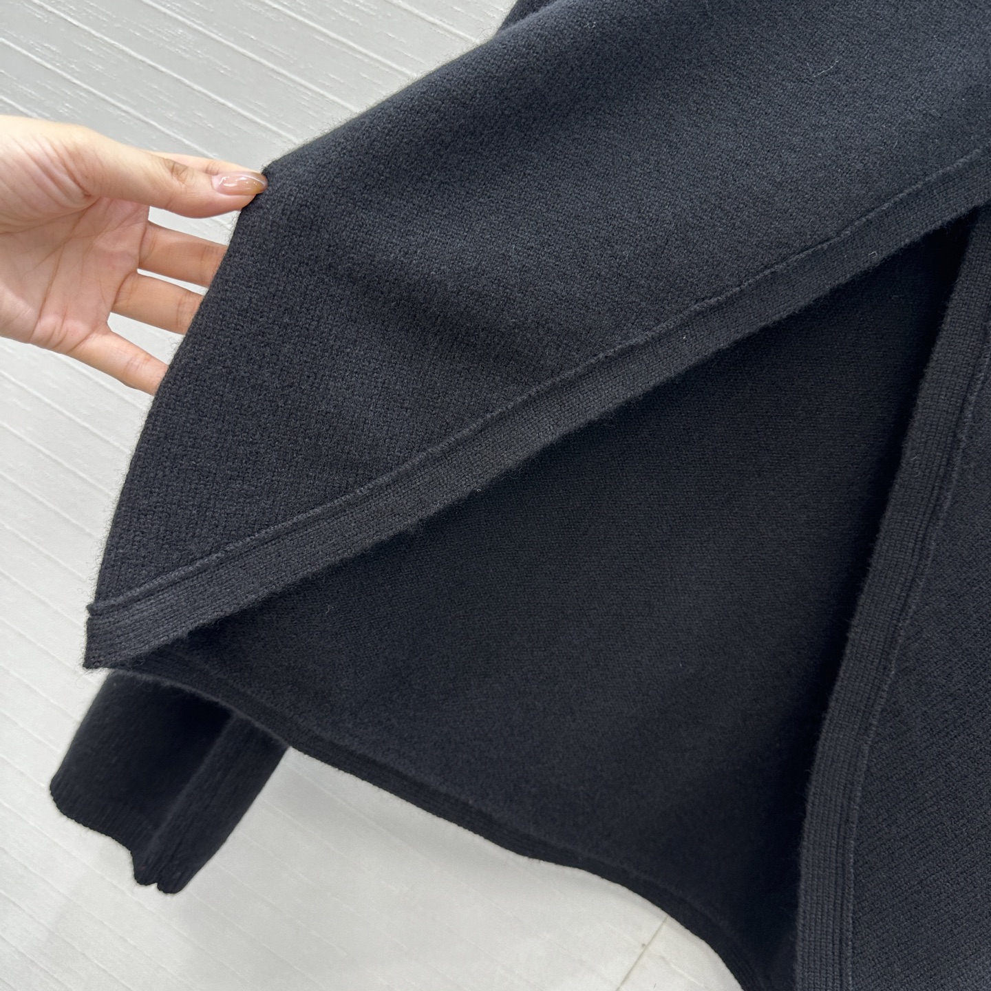 爆单推荐❤️Alai*新品三角形剪裁羊毛针织罩衫，高领宽松版型，轻松营造叠搭慵懒松弛的时尚感。极简美感优