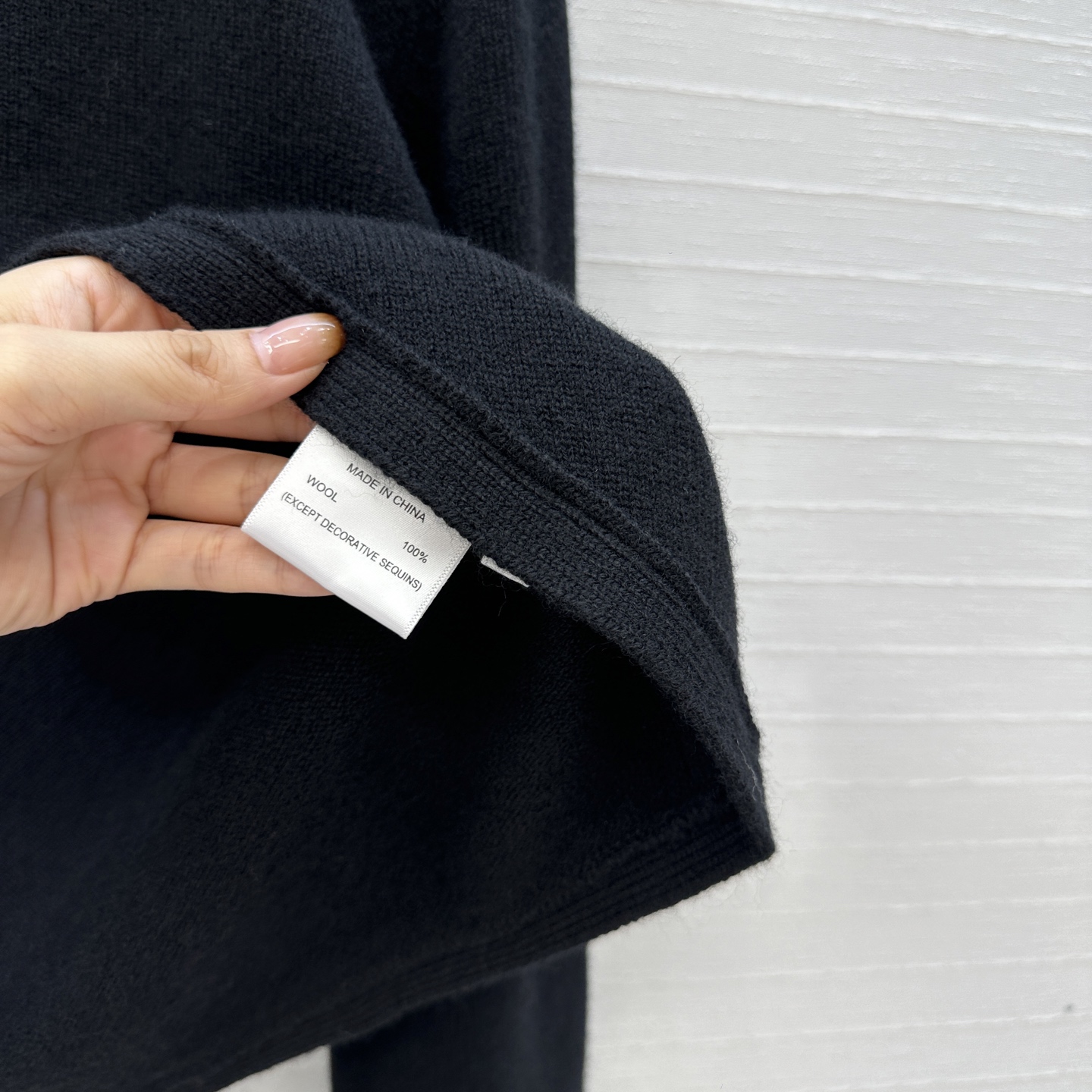 爆单推荐❤️Alai*新品三角形剪裁羊毛针织罩衫，高领宽松版型，轻松营造叠搭慵懒松弛的时尚感。极简美感优