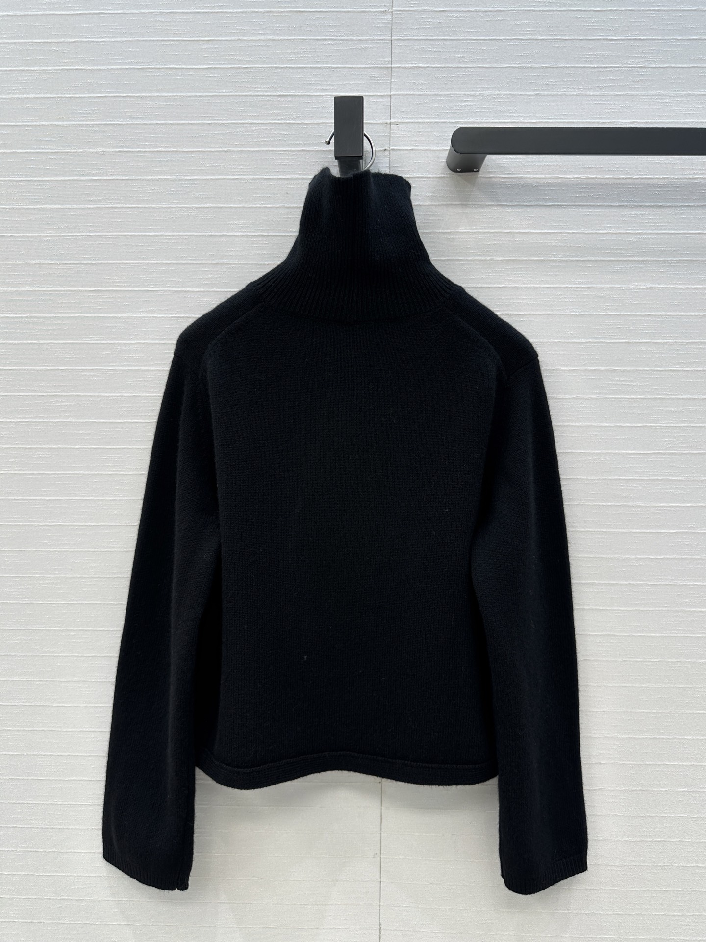 爆单推荐❤️Alai*新品三角形剪裁羊毛针织罩衫，高领宽松版型，轻松营造叠搭慵懒松弛的时尚感。极简美感优